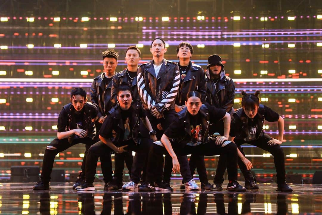 呉建豪のインスタグラム：「Had a blast night 🤙 Truly enjoyed every minute of it. Congrats to the all the dancers that competed and performed, a great job all around. I’m grateful for every minute dancing on stage again. Big Thank you to all the choreographers that made our piece possible!   @phillipchbeeb  @makenzie_dustman  @melvintim2  PoPo  #Godisgood #dancingtilidie  #吳侠联盟 #这就是街舞3」