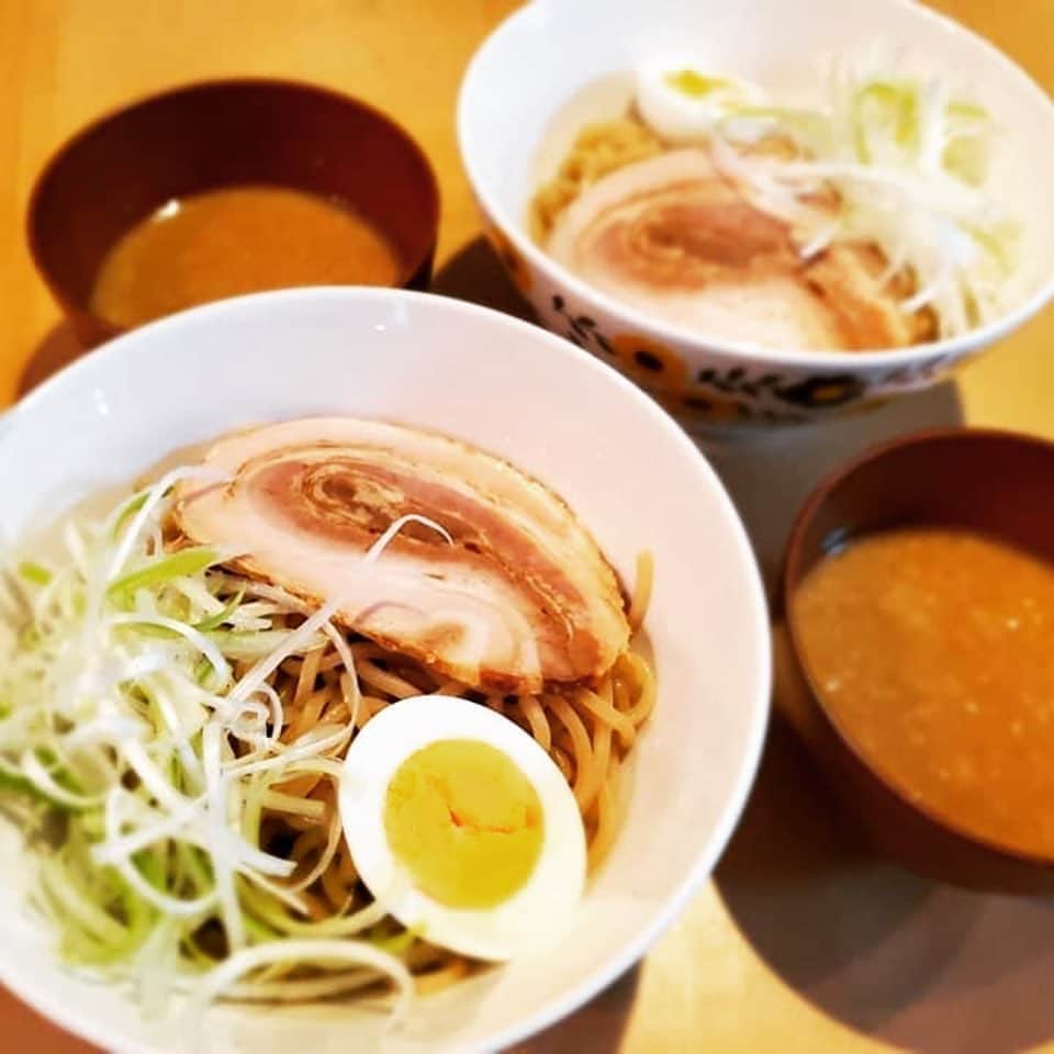宮田麺児のインスタグラム：「通販の宮田麺児を美しく盛り付けしてくれてはる。  麺児より宮田麺児を楽しんでる  #つけ麺#通販#宮田麺児」