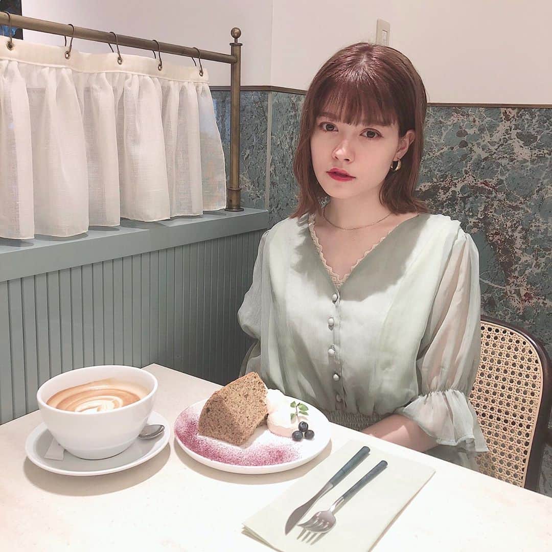 のインスタグラム：「アニヴェルセルカフェ表参道🌱 店内も可愛いしシフォンケーキも美味しかったಇ  #cafe #表参道カフェ #アニヴェルセル表参道」