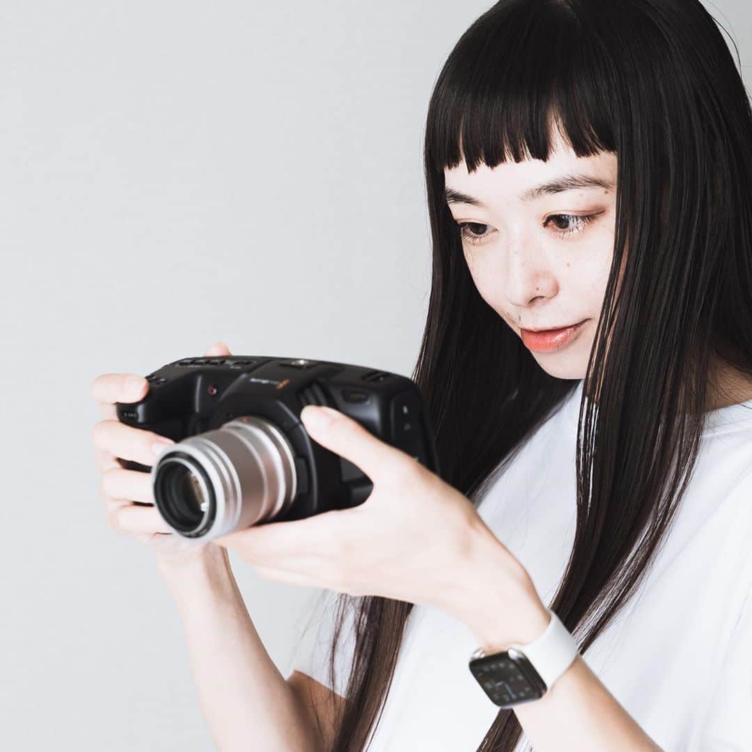 市川渚のインスタグラム：「My first cinema camera experience!🎥﻿ ﻿ ﻿ 写真を撮る一眼レフやミラーレスカメラのほかにも、シネマカメラという映像の撮影に特化したプロ向けのカメラがあるということを知ったのは実はここ数年だったりする🎥（もちろんその名の通り、映画やCMなどの撮影で使われている）﻿ ﻿ で、そんなシネマカメラの中でも通称 #BMPCC4K と呼ばれている #BlackmagicDesign Pocket Cinema Camera 4K というカメラがあるのですが、わたくしめのYouTubeなどをご覧いただいたメーカーさんから年末までカメラをお貸し出しいただけることになり、早速Vlogなど撮って楽しんでいるここ数日です。いやープロ向けだけあって扱いにくい部分もあるけれど、編集の自由度と撮れる画の美しさはため息もので、ますます動画編集が楽しい…！（どこへ向かっているのだ自分）﻿ ﻿ ▶️ https://youtu.be/QFaTEl4Lliw﻿ ﻿ というわけで動画作るのにハマってしまいすっかりインスタフィードの更新頻度が下がってしまっているのですが🥺来週末からは少し長めにワーケーションに出かける予定なので、動画だけでなく写真もがしがし撮りたい所存です🚅」