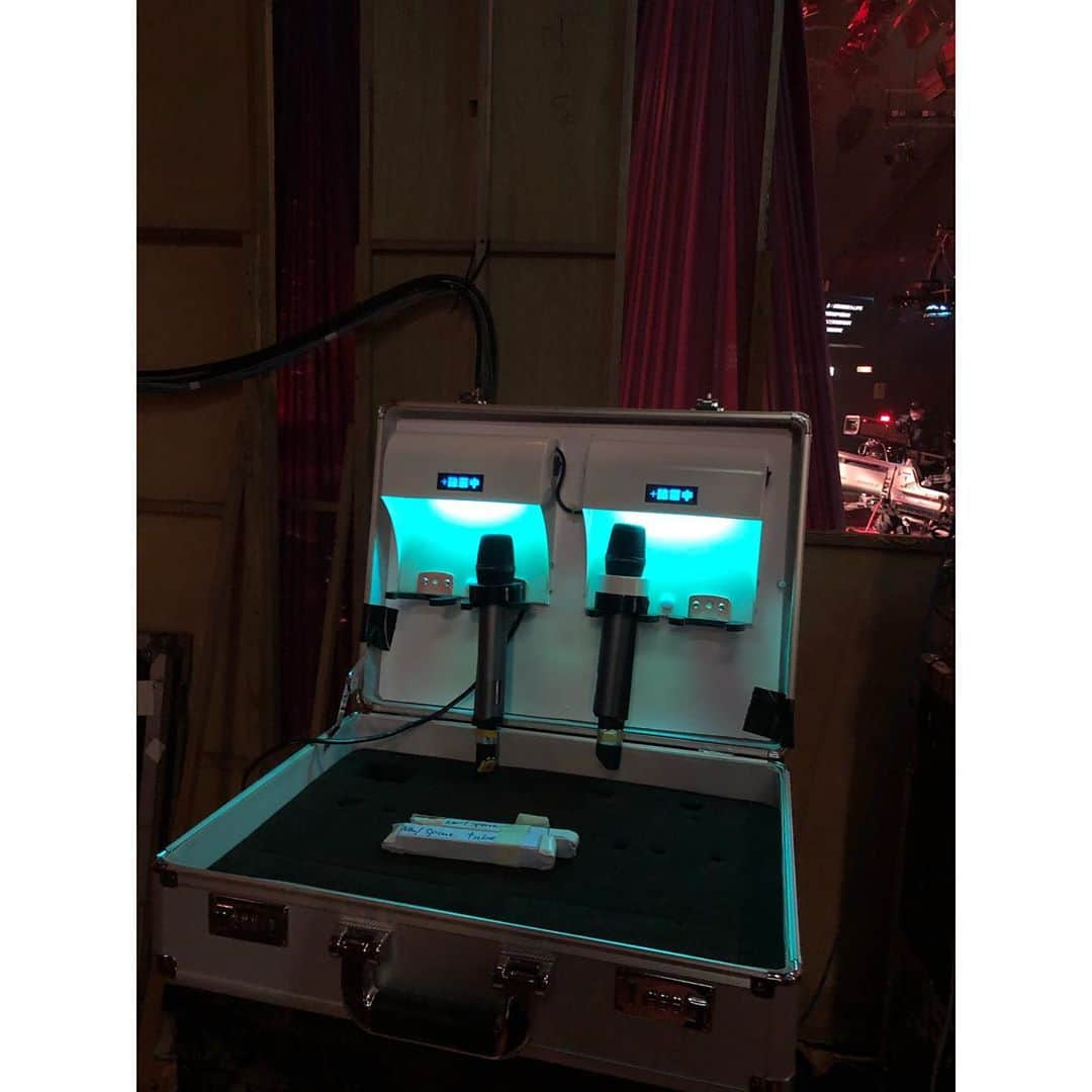 レスレイ・チアンさんのインスタグラム写真 - (レスレイ・チアンInstagram)「True 2020 Stage Fashion—Mask & Mic Disinfecting Box!! Everyone was so amazed by the Mic Box I had (thanks to my big brother T for letting me steal it), we even ended up ordering one for @kayinsit! #safetyfirst)  Don’t forget to watch my performance of #千千闕歌 on #流行經典50年 tonight at 9:30PM! 💖🌸✨ (...and then please remember to watch #你想減壓 at 10:30PM because I’m also on that too hehe)」10月4日 19時17分 - lesleychianglove