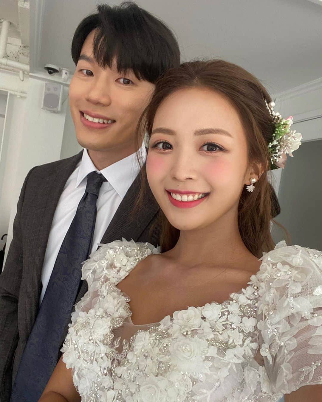 キム・ダヘのインスタグラム：「결혼하니까 닮아진 것 같다 👰🏾🤵🏻❤️ 리마인드여서그런지 아무래도 작년보단 수월하고 더 재밌게 찍어서 셀카많이찍는 여유도 생김 힣」