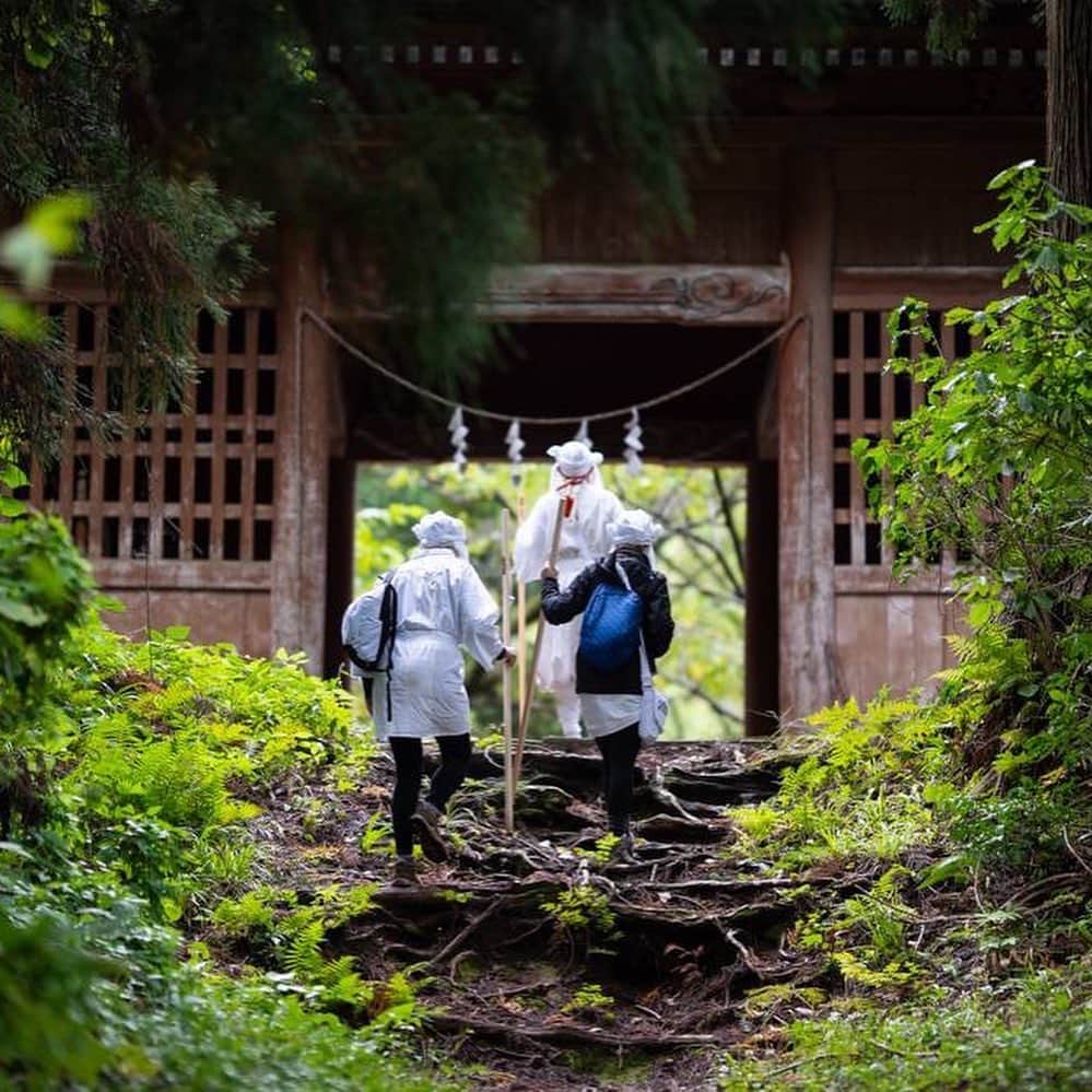 のインスタグラム：「The COVID-19 pandemic has devastated local economies, pushing a number of businesses in rural areas to the brink of insolvency, if not outright bankruptcy. One might argue that such communities lie at the cornerstone of tourism: For why do people visit places if not to experience local flavor, and who suffers the adverse consequences of tourism but those who live there? Read how rural towns are trying to lure people out of the cities amid the pandemic. 📸 Derek Yamashita . . . . . . #Japan #Tokyo #travel #japantravel #nature #news #ryokan #minpaku #japantimes #日本 #東京 #旅行 #自然 #ニュース #民泊 #ジャパンタイムズ」