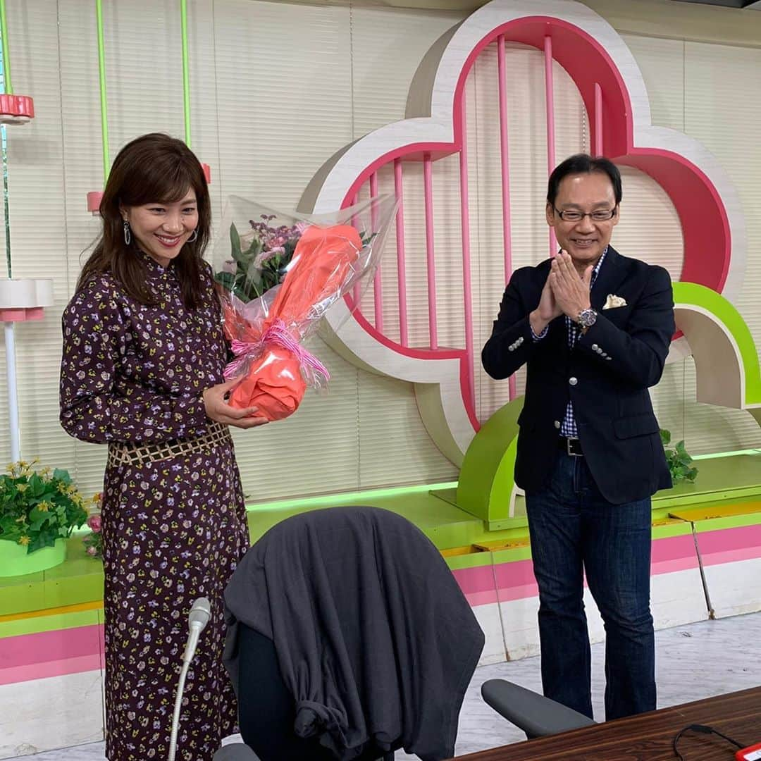 潮田玲子さんのインスタグラム写真 - (潮田玲子Instagram)「シューイチでした☝️ 放送終わりにお誕生日のお祝いで花束頂きました💐🥰🙏 渋谷さんが代表して渡してくださいました🤗 リモートだったので画面越しにヒデさん、片瀬さん、中丸くん、手嶋さん、スタッフの皆さんも居てくださり本当にありがたい限りです🥰 いつも温かいシューイチの皆さん、スタッフの皆さんが大好きです💓 ありがとうございました🙏🙏🙏😍  #シューイチ #コメンテーター #お誕生日のお祝い💐 #毎年ありがとうございます #温かい現場 #皆さん素敵な方ばかりなのです」10月4日 19時13分 - reikoshiota_official