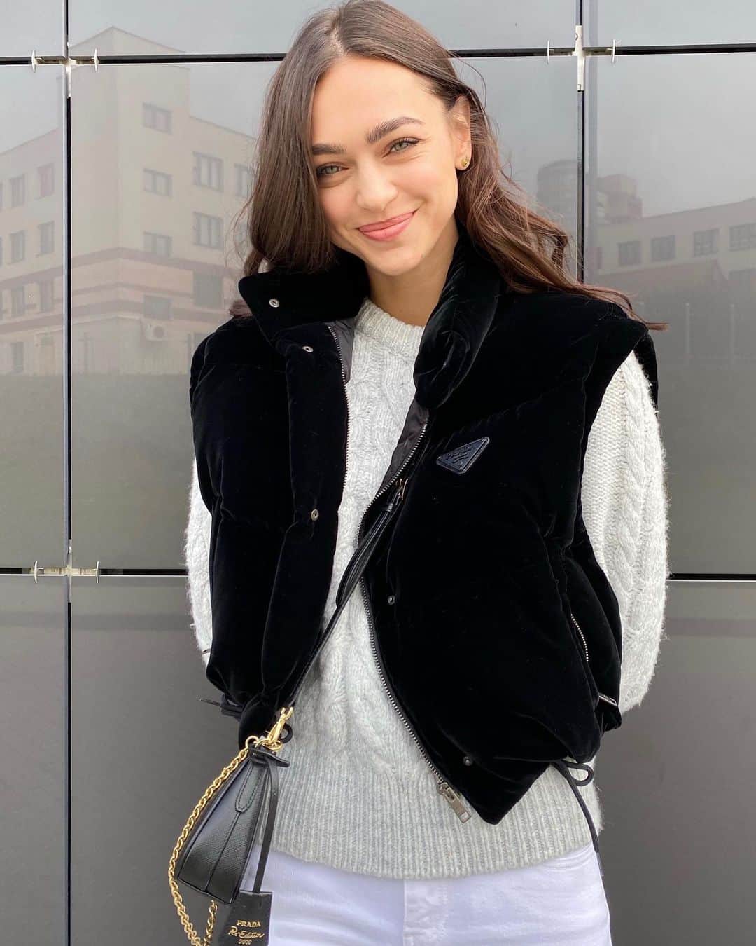 Zhenya Katavaのインスタグラム：「Prada Mood 🍂🖤」