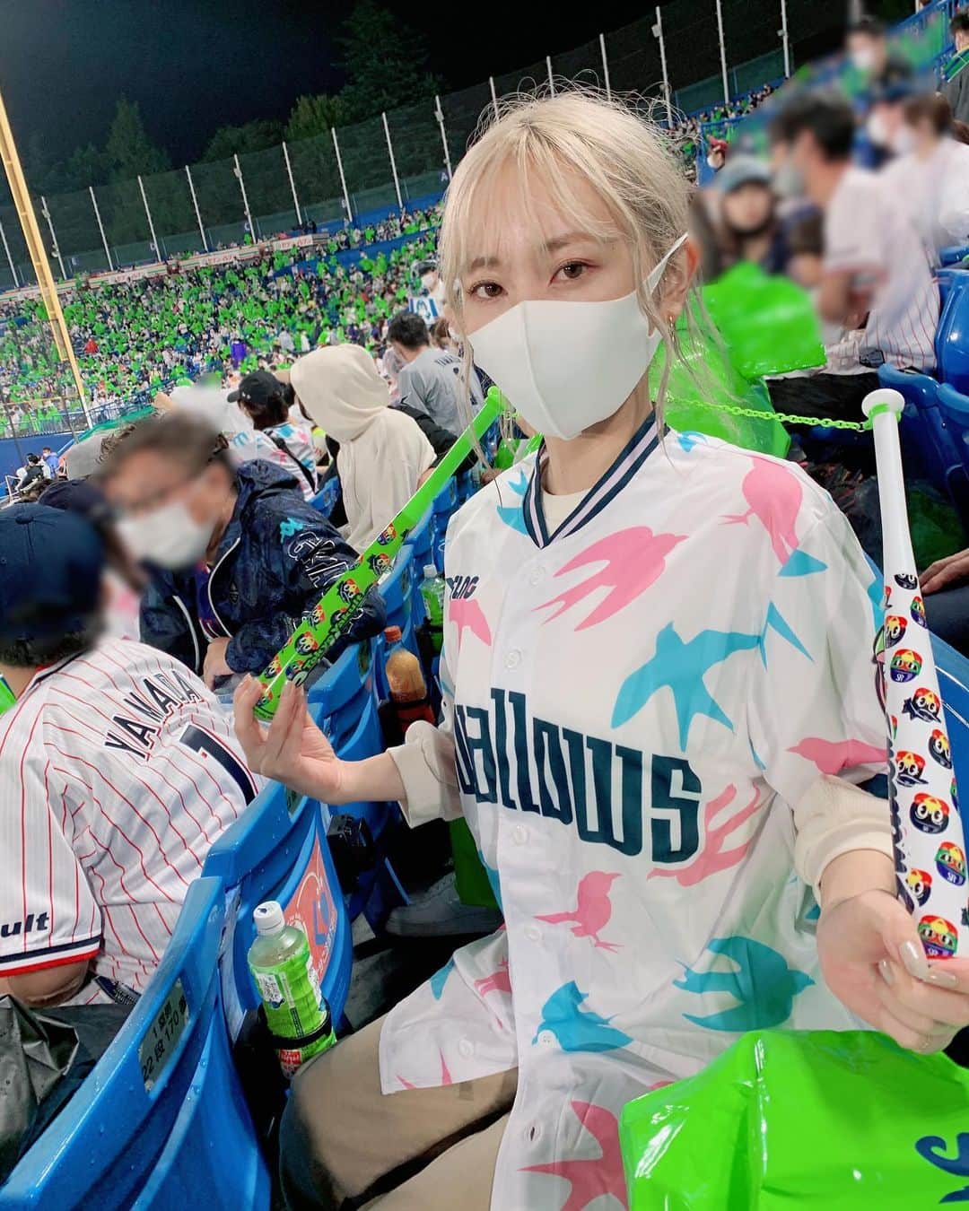 榊原伶奈のインスタグラム：「先週の⚾️ 雨だし負けたしだったけど今年で最初で最後であろう神宮球場を堪能しました🧚🏻🤍 #ヤクルトスワローズ  #ヤクルトレディースデー  #神宮球場 #野球 #野球観戦 #東京ヤクルトスワローズ #野球女子」