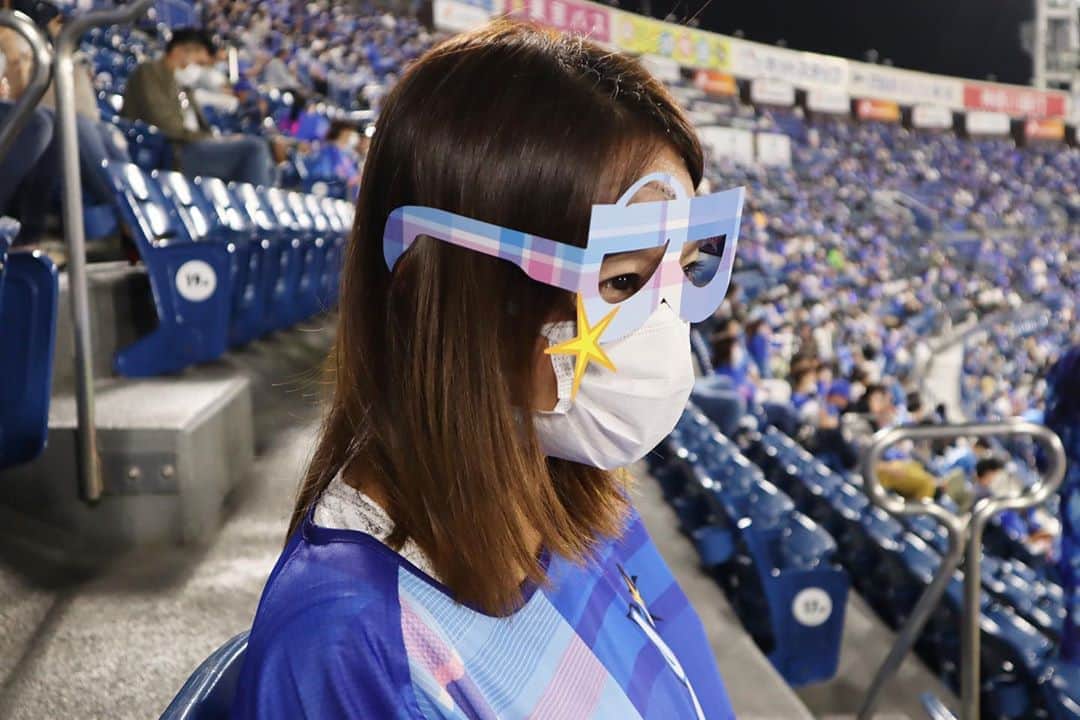 金泉紗恵子さんのインスタグラム写真 - (金泉紗恵子Instagram)「.﻿ 1年以上ぶりにやってきた、横浜スタジアム🏟﻿ 昨年は15試合以上現地観戦していましたが、一昨日は今年初めての現地観戦でした⚾️﻿ ガールズフェスティバルという、女性限定ユニフォームがいただける試合です🌈﻿ ガールズフェスティバルだけはタイミングよく、初年度から毎年欠かさず現地観戦できています😁﻿ 今年はチェック柄のユニフォームでした🙌﻿ 年々サイズが大きくなっている気がしていて、そろそろ袖が長袖になりそうです🤣笑﻿ 1年目は小さすぎない？！というくらい小さかったので、1年目と比べたらすごいサイズの違いがありそう😂﻿ ﻿ ﻿ 2枚目はガルフェスオリジナルパネルの前で😇﻿ 例年混んでいることが多いですが、入場者数が半分になっているのと、試合開始時間くらいだったこともあり、ガラガラでした☺️﻿ 3枚目は緊急事態宣言中に買ったまま眠っていたミッキーとのコラボバッグ👍﻿ 可愛くて使いやすいサイズです💕﻿ 4、5枚目はイベントということで配られた紙出てきたメガネ👓﻿ リバーシブルになっていますが、マスクと組み合わせるとすごいことになります😂笑﻿ 6枚目の動画は試合後のイベントでの花火﻿ 久々に見た花火🎆﻿ 綺麗だったな✨﻿ 7枚目以降は今回バックネット裏だったので、久々の望遠レンズが活躍した写真😉﻿ じっくり試合を見るにはバックネット裏はやっぱりいいですね😋﻿ ﻿ ﻿ コロナの状況での現地観戦🤔﻿ やっぱり物足りなさはありました💦﻿ 私は現地でしかできない応援が現地観戦の楽しみの1つだったので、応援歌を歌えなかったり、周りの方と得点が入った時に喜びあえないのが寂しかったです🥺﻿ でもこのような状態で1万5千人ものお客さんをいれて試合ができるというのはすごいことですよね🙏﻿ 試合はいまいちで負けましたが、今年はシーズンできただけで良かったです🙆‍♀️﻿ . #yokohamastadium #yokohama #yokohamadenabaystars #yokohamabaystars #followme #baseball #canoneoskissm #横浜denaベイスターズ #横浜ベイスターズ #横浜スタジアム #ハマスタ #野球観戦 #ガルフェス #野球 #プロ野球 #ガールズフェスティバル #ミラーレス一眼 #ベイスターズ女子」10月4日 19時18分 - saeko_kanaizumi