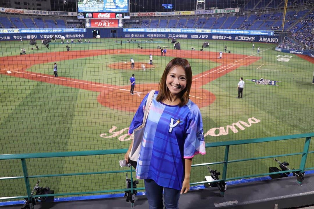 金泉紗恵子のインスタグラム：「.﻿ 1年以上ぶりにやってきた、横浜スタジアム🏟﻿ 昨年は15試合以上現地観戦していましたが、一昨日は今年初めての現地観戦でした⚾️﻿ ガールズフェスティバルという、女性限定ユニフォームがいただける試合です🌈﻿ ガールズフェスティバルだけはタイミングよく、初年度から毎年欠かさず現地観戦できています😁﻿ 今年はチェック柄のユニフォームでした🙌﻿ 年々サイズが大きくなっている気がしていて、そろそろ袖が長袖になりそうです🤣笑﻿ 1年目は小さすぎない？！というくらい小さかったので、1年目と比べたらすごいサイズの違いがありそう😂﻿ ﻿ ﻿ 2枚目はガルフェスオリジナルパネルの前で😇﻿ 例年混んでいることが多いですが、入場者数が半分になっているのと、試合開始時間くらいだったこともあり、ガラガラでした☺️﻿ 3枚目は緊急事態宣言中に買ったまま眠っていたミッキーとのコラボバッグ👍﻿ 可愛くて使いやすいサイズです💕﻿ 4、5枚目はイベントということで配られた紙出てきたメガネ👓﻿ リバーシブルになっていますが、マスクと組み合わせるとすごいことになります😂笑﻿ 6枚目の動画は試合後のイベントでの花火﻿ 久々に見た花火🎆﻿ 綺麗だったな✨﻿ 7枚目以降は今回バックネット裏だったので、久々の望遠レンズが活躍した写真😉﻿ じっくり試合を見るにはバックネット裏はやっぱりいいですね😋﻿ ﻿ ﻿ コロナの状況での現地観戦🤔﻿ やっぱり物足りなさはありました💦﻿ 私は現地でしかできない応援が現地観戦の楽しみの1つだったので、応援歌を歌えなかったり、周りの方と得点が入った時に喜びあえないのが寂しかったです🥺﻿ でもこのような状態で1万5千人ものお客さんをいれて試合ができるというのはすごいことですよね🙏﻿ 試合はいまいちで負けましたが、今年はシーズンできただけで良かったです🙆‍♀️﻿ . #yokohamastadium #yokohama #yokohamadenabaystars #yokohamabaystars #followme #baseball #canoneoskissm #横浜denaベイスターズ #横浜ベイスターズ #横浜スタジアム #ハマスタ #野球観戦 #ガルフェス #野球 #プロ野球 #ガールズフェスティバル #ミラーレス一眼 #ベイスターズ女子」