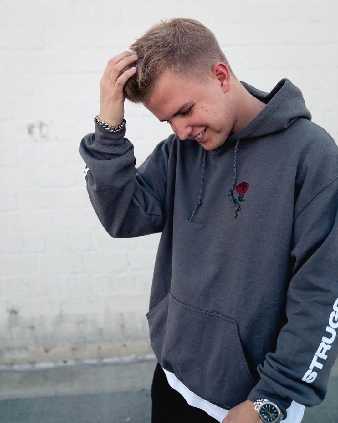 Kayefのインスタグラム：「Shop Relaunch! Es gibt einen fetten Restock und zwei komplett neue Hoodies ✌🏻❤️ Schaut vorbei :)」
