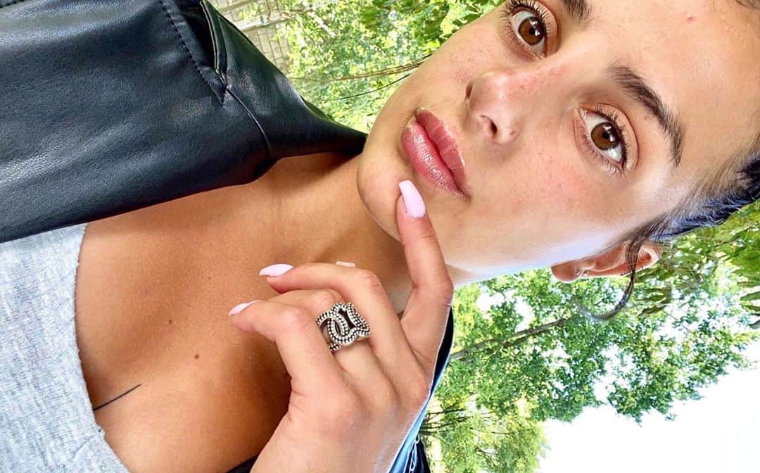 エリーザ・メネギーニのインスタグラム：「Nei tuoi occhi innocenti posso ancora ritrovare il profumo di un amore puro ✨🤍」
