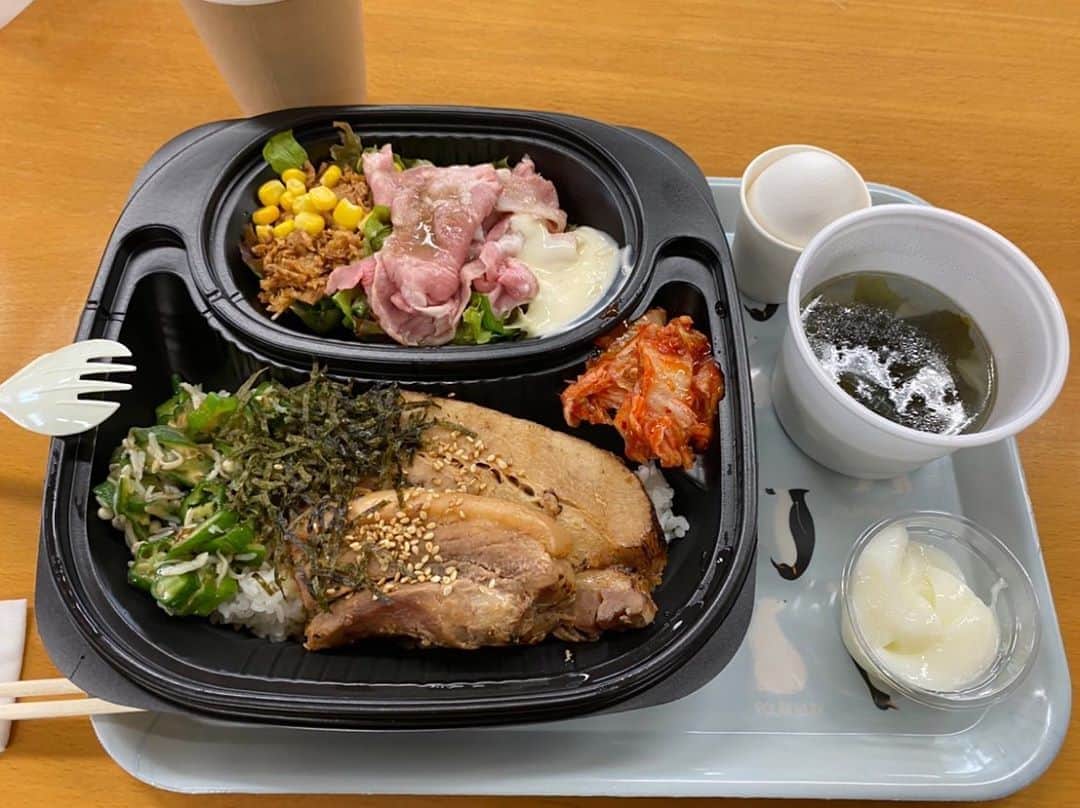 入江悠のインスタグラム：「オフィスMORIMOTOさん、ありがとうございます。これまで食べた現場メシで十指に入る豪華さでした。  #シュシュシュの娘」