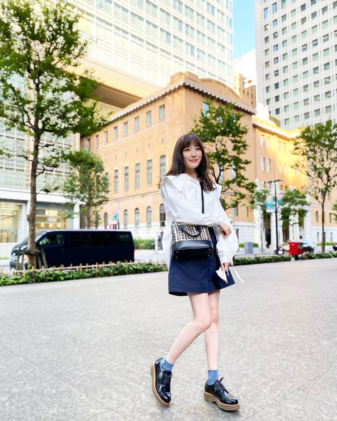 小林真由のインスタグラム：「⋆﻿ 今年初のshortpants.﻿ 欲しかった丈に出会えた💙﻿ tops: #ysstellashop  pants: #rosymonster﻿ shoes: #prada﻿ bag: #maxmara﻿ ﻿ ﻿ #プラダ #マックスマーラ #ファッション #コーデ #ママコーデ #女の子ママ #男の子ママ #ママライフ #1歳 #生後2ヶ月 #ベビー #二人育児」