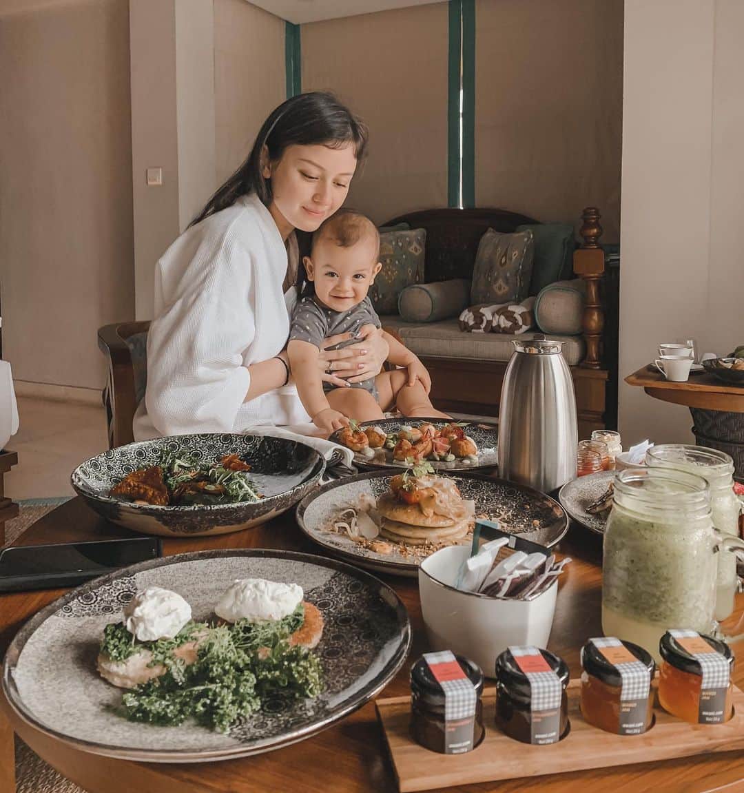 Kimberly Ryderのインスタグラム：「This baby will try any food. And usually will have more. Ini sarapan tadi pagi di @hiltonbaliresort... Beautiful breakfast. Thank you Chef Witara for explaining what everything was. 😍 #hiltonbaliresort #makeitextraordinary 📷 @edward_akbar」