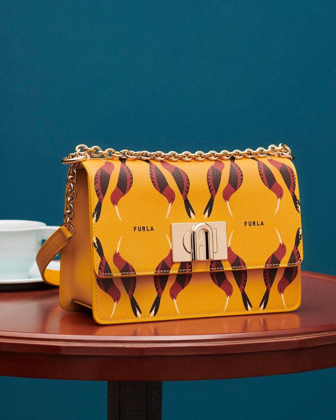 フルラのインスタグラム：「An unusual twist on the classic Furla 1927 Mini Crossbody: the hummingbird design makes it special. #thefurlasociety #furlafeeling #newcollection #furla #accessories #fashion」