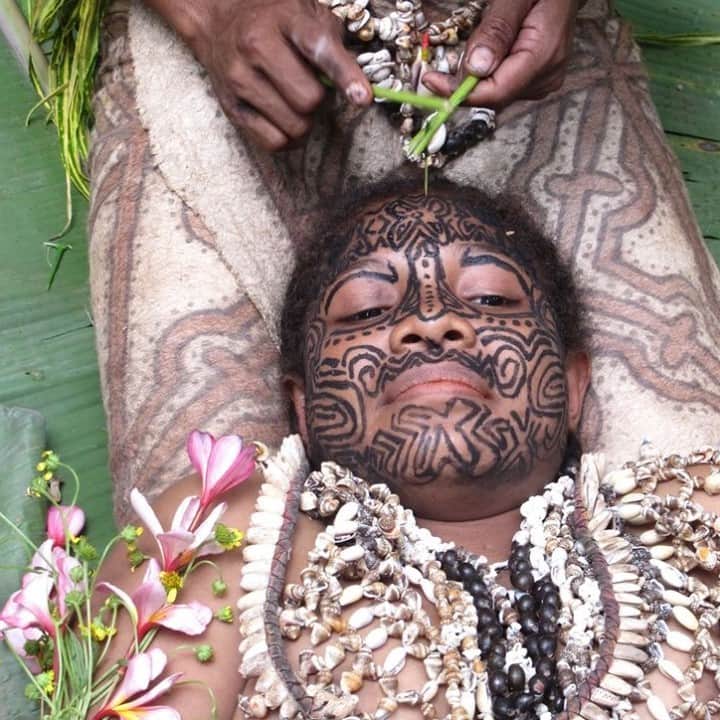 ベックスロックスのインスタグラム：「#inspired  Escaping into the world of Papua New Guinea. ⠀⠀⠀⠀⠀⠀⠀⠀⠀ A nation with over 800 languages and largely undiscovered. ⠀⠀⠀⠀⠀⠀⠀⠀⠀ ⠀⠀⠀⠀⠀⠀⠀⠀⠀ Learning about Maisin women that are amongst the last coastal Papuans to tattoo their faces. Tattooing for the Maisin is a rite of passage and has recently acquired new significance as a marker of cultural identity in a multicultural setting as well as a sign of commercial success as makers of indigenous art to keep traditions alive.⠀⠀⠀⠀⠀⠀⠀⠀⠀ ⠀⠀⠀⠀⠀⠀⠀⠀⠀ Go to stories for more .... ⠀⠀⠀⠀⠀⠀⠀⠀⠀ ⠀⠀⠀⠀⠀⠀⠀⠀⠀ #indigenouscommunities ⠀⠀⠀⠀⠀⠀⠀⠀⠀ #papuanewguinea⠀⠀⠀⠀⠀⠀⠀⠀⠀ #maisinwomen⠀⠀⠀⠀⠀⠀⠀⠀⠀ #tribes⠀⠀⠀⠀⠀⠀⠀⠀⠀ #tribesofindonesia #inspiration #beautifulindonesia #tufi」