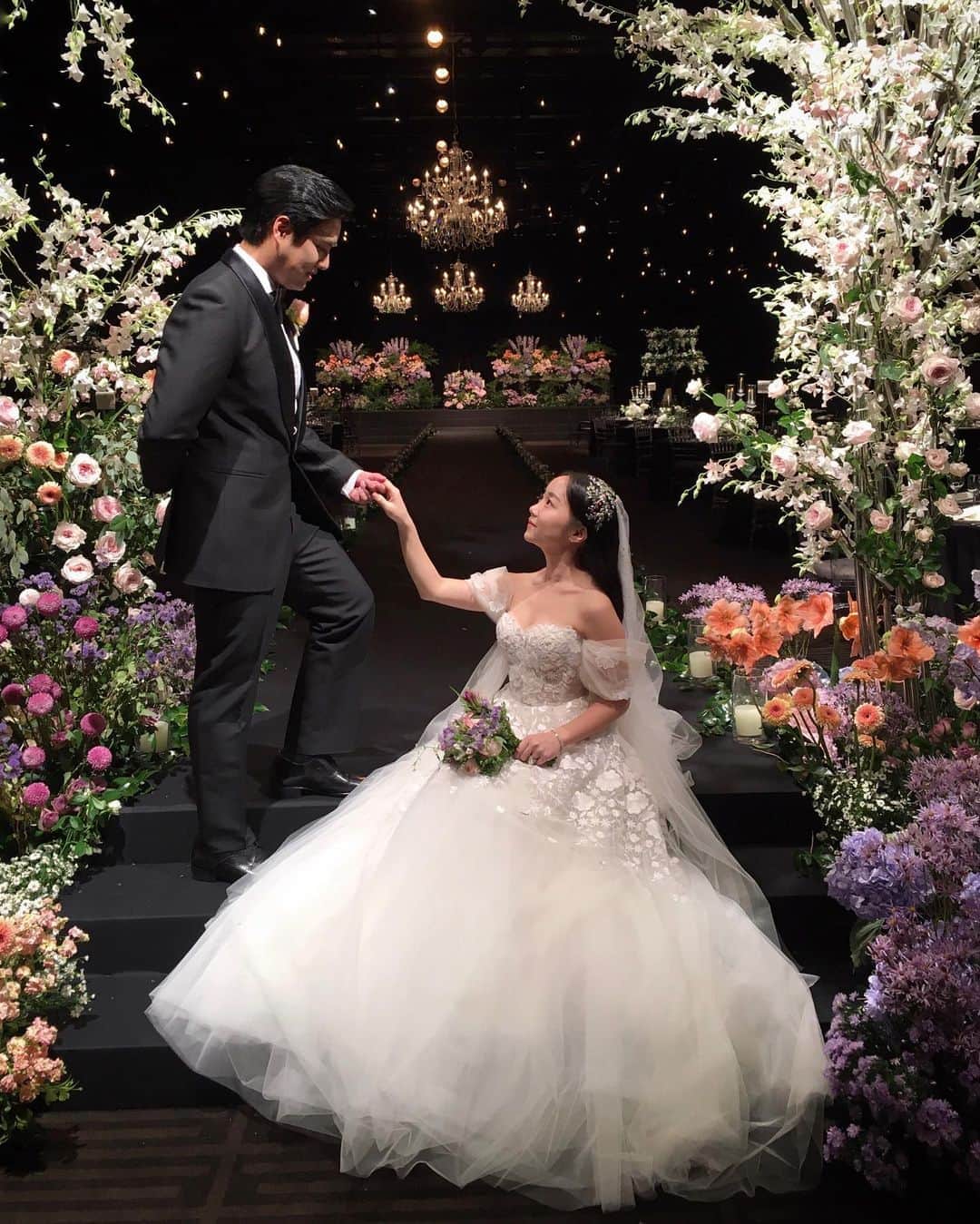 のインスタグラム：「happy wedding to both of you 🎉 둘이 늘 아끼고 사랑하면서 행복하게 살기를:)」
