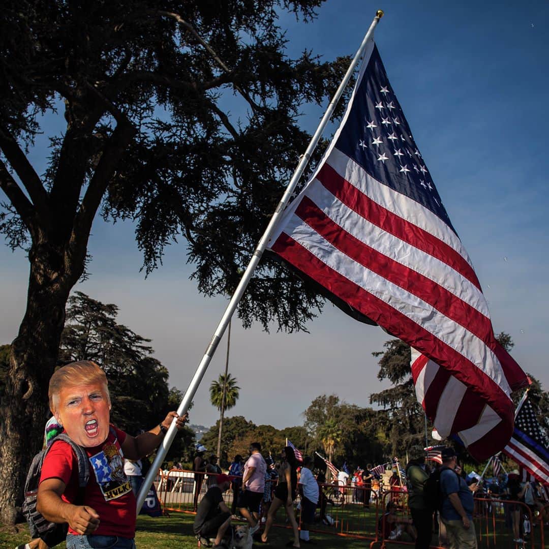 AFP通信さんのインスタグラム写真 - (AFP通信Instagram)「AFP Photo 📷 @apugomes - A man wearing a mask of US President Donald Trump holds a US flag during a pro-Trump rally in Beverly Hills, California on October 3, 2020.」10月4日 19時31分 - afpphoto