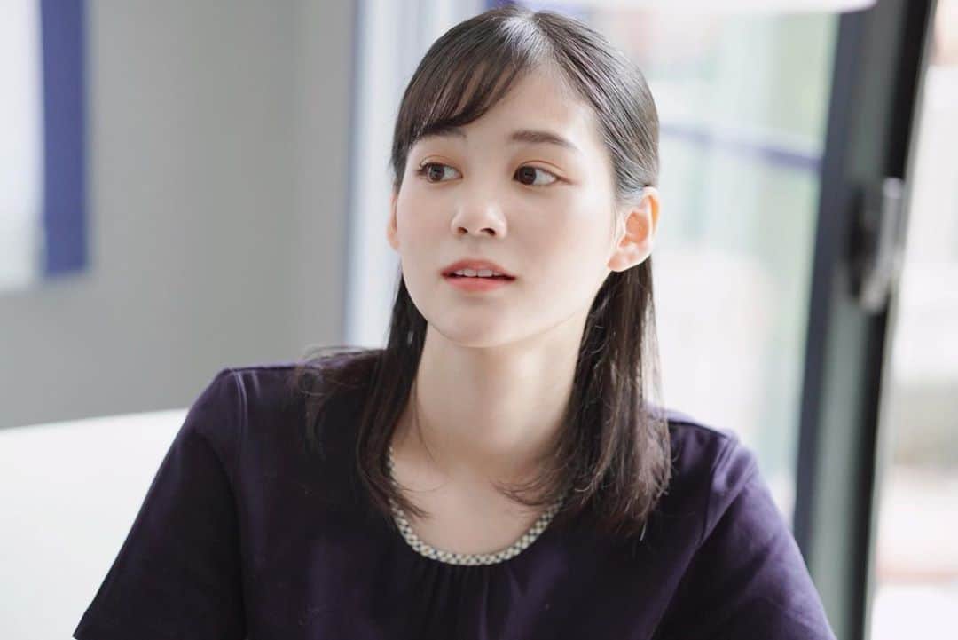 中原みなみのインスタグラム：「. 先日買ったカメラをいじる毎日です📸  母も写真を撮るのが段々上手になっています…笑  投票終了まであと4日！本日もよろしくお願い致します🙇‍♀️  #ハーフアップ#一眼レフ #sony #被写体#単集点レンズ #sonya6400 #instagram#instagood #instalike」