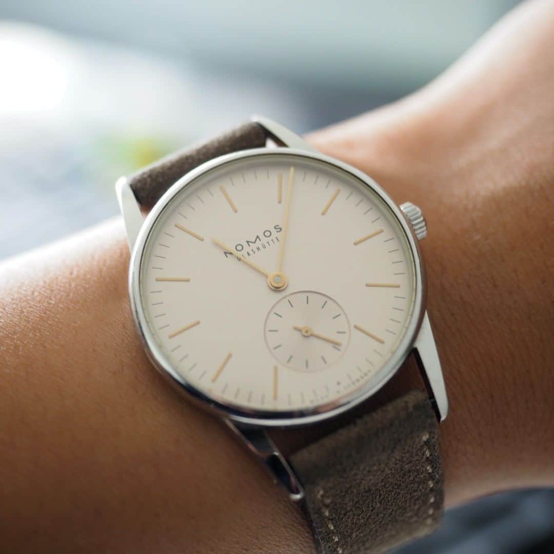 のインスタグラム：「We love to see our watches on a wide range of wrists—and our Orion 33 rose looks great here, on @herwatchjourney's wrist. Thanks for sharing!  #nomos #nomosglashuette #glashütte #nomosorion」