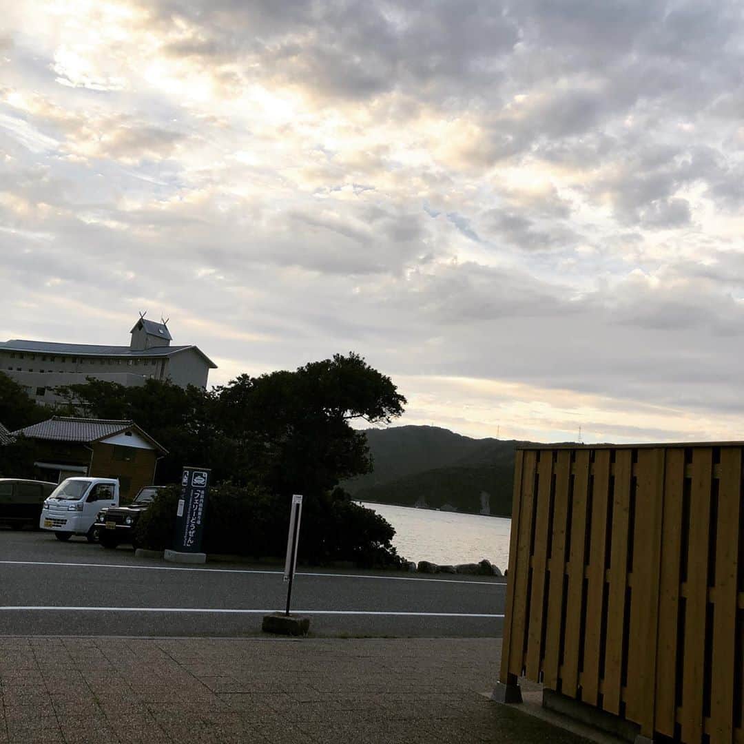 山川のりをのインスタグラム：「今夜は島根県隠岐島海士町の中村旅館にてギターパンダ ライブです。もうすぐ始まります。これないよなぁ。ドンマイ！」