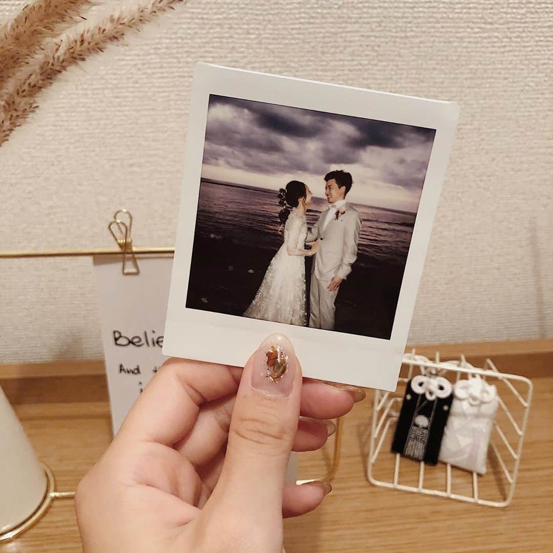 のインスタグラム：「小出し。 オフショット?チェキ 玄関に飾ろう〜 #前撮り #wedding  #instagram  #l4l #天神崎」