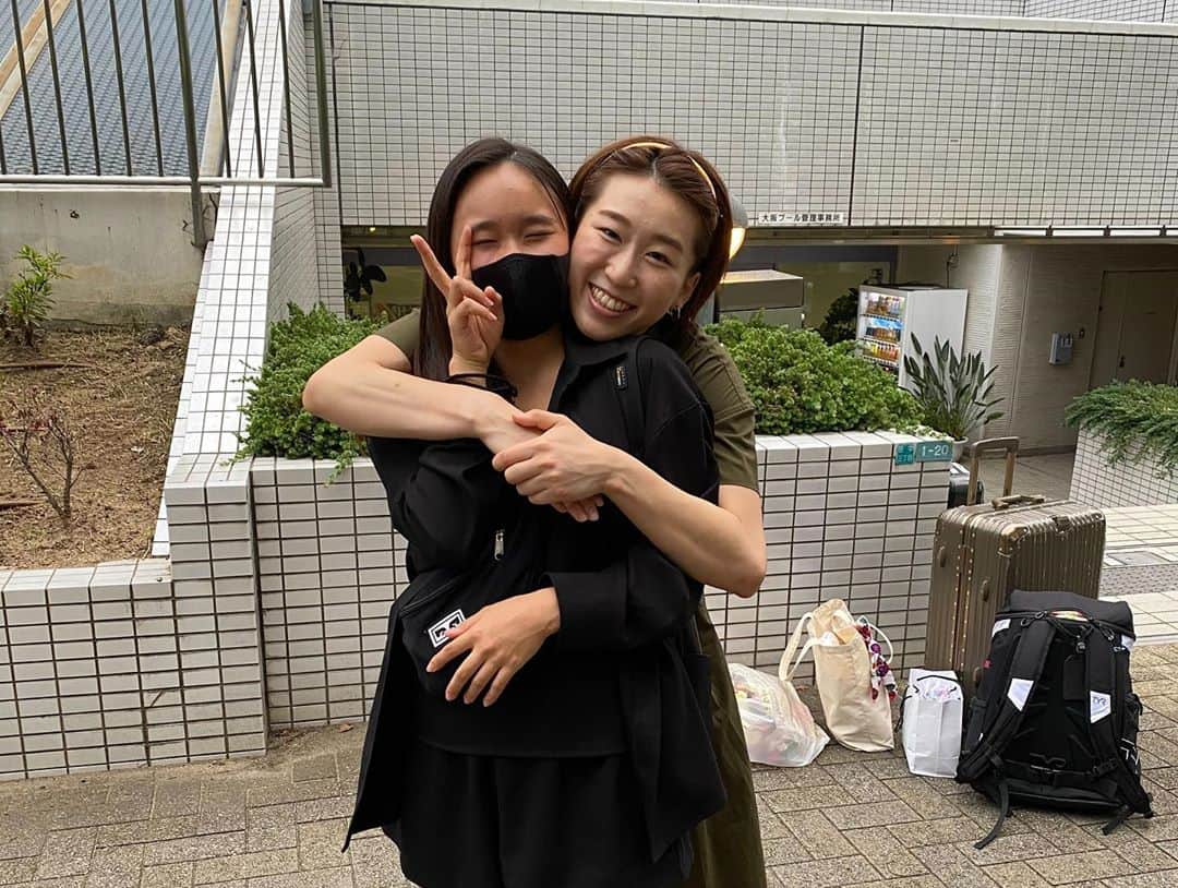 金戸凜さんのインスタグラム写真 - (金戸凜Instagram)「はなぴお疲れ様でした🥰 ・ 今日のインカレで金戸家長女はなぴが引退しました😊 本当にお疲れ様!!! 小さい頃から飛び込み一家の長女として、 凜と快を引っ張っていってくれたはなぴには感謝しかないです。 この長い飛び込み人生の中で楽しかったことも苦しかったことも、 沢山あったと思う その中ではなぴがどんな思いでここまでやってきたのか、 私には分からないけれどそれでも最後まで華らしく輝いてて、 本当に素敵でした✨ ずーーっと言ってるけど、これからも形は違えど 3人目指してるところは一緒だよね!! それぞれの夢に向かってまた頑張っていこう🥳 本当にお疲れ様でした💜 ・ My sista Hana has ended the diving life today. And now she's gonna starts the second life!!! Great thanks for everything you do to me and i'm always cheering you!! You are the best sista in the world🥰 ・ ・ #はなぴ引退 #お疲れ様  #最近ずっとはなぴ呼び #なぜだかは分からない #別に来年の国体とか飛んでくれてもいいけどね #別に引退って言ってもプール来てくれてもいいけどね #また美味しい物食べに行こ」10月4日 19時37分 - rin.kaneto