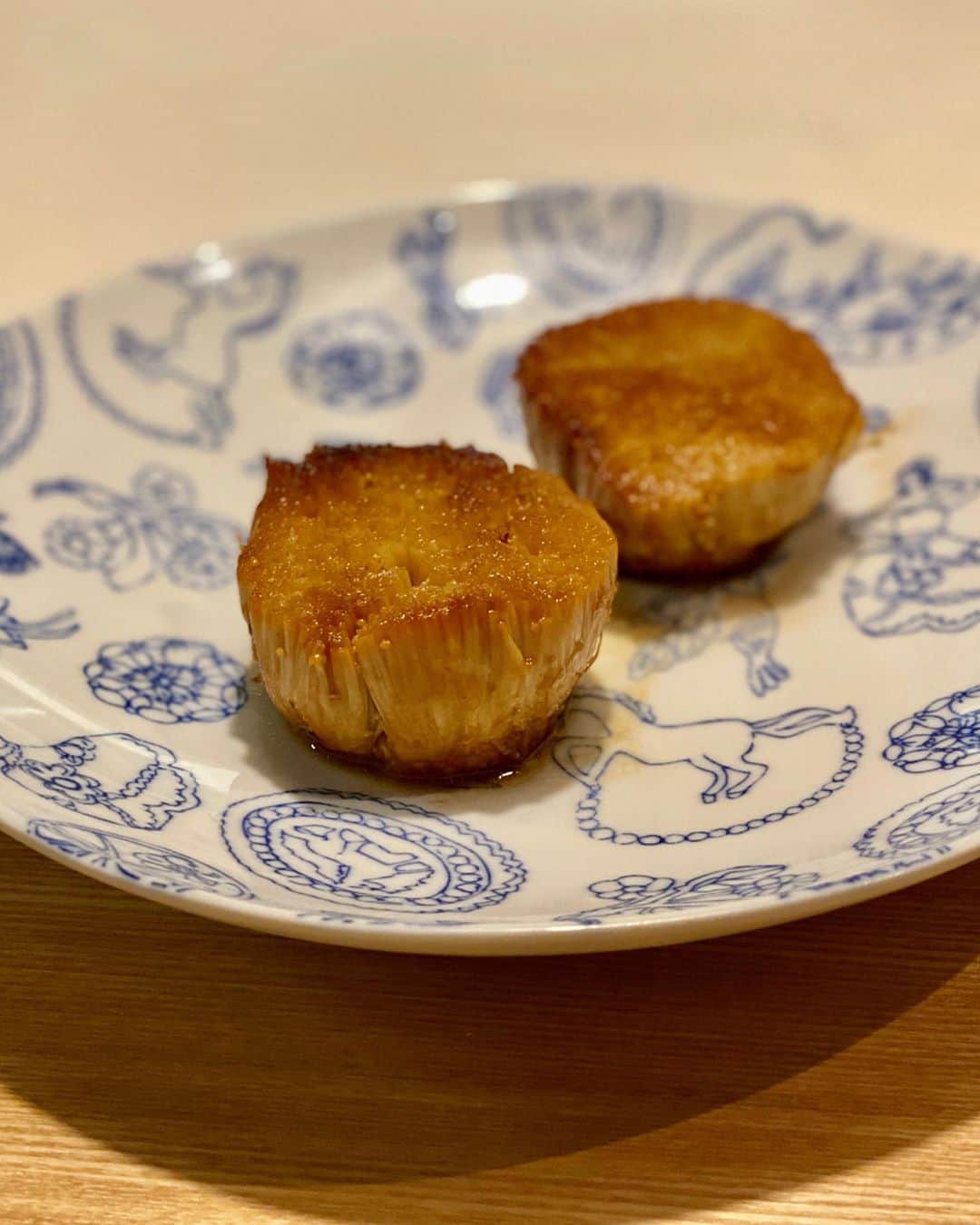 秋山具義さんのインスタグラム写真 - (秋山具義Instagram)「バーミキュラのフライパンでヒレとサーロインステーキを焼いたんどけど、塩胡椒してバターを回しかけながら焼くのが最高に美味しかった！﻿ えのき軸ステーキと、皮付きフライドポテトも美味しくできた！﻿ ﻿ #バーミキュラフライパン #グギメシ」10月4日 19時39分 - gugitter