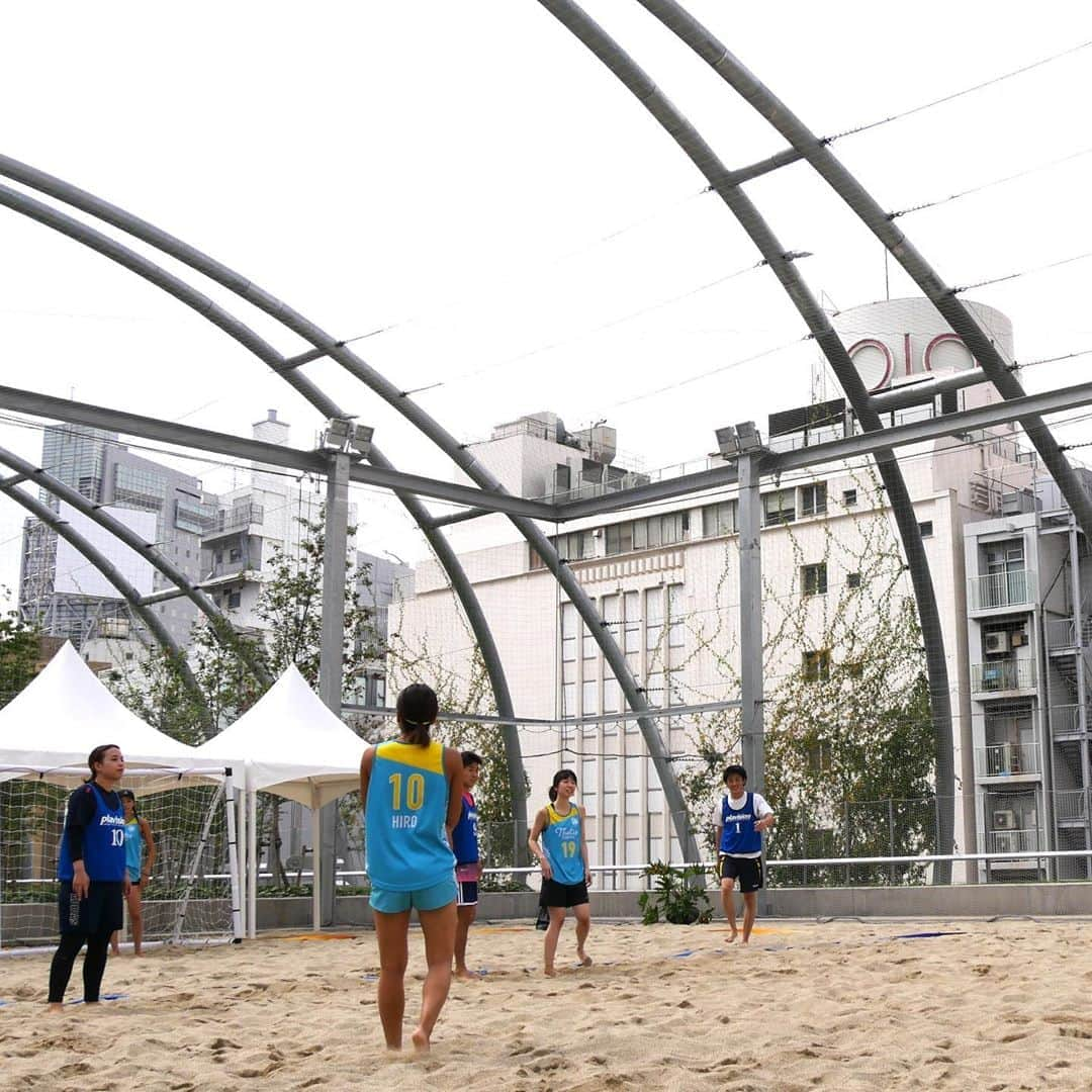 矢原里夏さんのインスタグラム写真 - (矢原里夏Instagram)「New history has begun🤩✨﻿ Beach handball in SHIBUYA(Tokyo , Japan)﻿ ﻿ ようやく、記念すべき第1回目を開催出来ました👏﻿ この夏に完成した渋谷、新宮下パーク・サンドコートでのビーチハンドボール。﻿ 東京にもビーチはあるし、サンドコートも探せばあります。でもなかなか他競技は良くてもビーチハンドボールやっていいよって言ってくれる所は少なくて😭﻿ ﻿ 渋谷区・長谷部区長、JHA湧永会長はじめ、この数ヶ月、たくさんの方にご協力いただき、このような素晴らしい環境でのビーチハンドボールが実現となりました。本当にありがとうございます！1人、感動して泣きそうでした😂﻿ 歴史変わったと思う！﻿ ﻿ たくさんの人が私たちを見て、立ち止まり、観戦してくれて、「なんていう競技なの？」「参加できるの？」とたくさん声をかけてもらいました！広告効果ももちろんびっくりするくらいあるけど、何よりメンバー達が見られてることで意識が高まり、“魅せる”を大切にするビーチハンドボール の文化にぴったりだなと思い、キラキラな未来が広がりました！やりたい事、可能性がまたたくさん増えた🤩﻿ ﻿ またこれから色々やってきたいと思ってますので、皆さまお楽しみに（^人^）﻿ ﻿ #DontworryBeachHappy﻿ #ThetisTokyo #Thetis東京﻿ ﻿ ﻿ #beachhandball #ビーチハンドボール #handball #ハンドボール#beachsports #sportsgirl #スポーツ女子 #ビーチ #thetistokyo  #sportswear #beach #スポーツ#tokyo #sports  #ヤハラリカ #rikayahara #ビーチスポーツ #beach #渋谷　#SHIBUYA #MIYASHITApark #宮下パーク」10月4日 19時45分 - rika_yahara