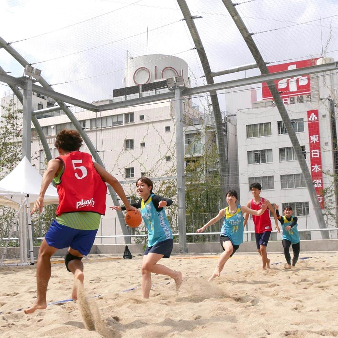 矢原里夏さんのインスタグラム写真 - (矢原里夏Instagram)「New history has begun🤩✨﻿ Beach handball in SHIBUYA(Tokyo , Japan)﻿ ﻿ ようやく、記念すべき第1回目を開催出来ました👏﻿ この夏に完成した渋谷、新宮下パーク・サンドコートでのビーチハンドボール。﻿ 東京にもビーチはあるし、サンドコートも探せばあります。でもなかなか他競技は良くてもビーチハンドボールやっていいよって言ってくれる所は少なくて😭﻿ ﻿ 渋谷区・長谷部区長、JHA湧永会長はじめ、この数ヶ月、たくさんの方にご協力いただき、このような素晴らしい環境でのビーチハンドボールが実現となりました。本当にありがとうございます！1人、感動して泣きそうでした😂﻿ 歴史変わったと思う！﻿ ﻿ たくさんの人が私たちを見て、立ち止まり、観戦してくれて、「なんていう競技なの？」「参加できるの？」とたくさん声をかけてもらいました！広告効果ももちろんびっくりするくらいあるけど、何よりメンバー達が見られてることで意識が高まり、“魅せる”を大切にするビーチハンドボール の文化にぴったりだなと思い、キラキラな未来が広がりました！やりたい事、可能性がまたたくさん増えた🤩﻿ ﻿ またこれから色々やってきたいと思ってますので、皆さまお楽しみに（^人^）﻿ ﻿ #DontworryBeachHappy﻿ #ThetisTokyo #Thetis東京﻿ ﻿ ﻿ #beachhandball #ビーチハンドボール #handball #ハンドボール#beachsports #sportsgirl #スポーツ女子 #ビーチ #thetistokyo  #sportswear #beach #スポーツ#tokyo #sports  #ヤハラリカ #rikayahara #ビーチスポーツ #beach #渋谷　#SHIBUYA #MIYASHITApark #宮下パーク」10月4日 19時45分 - rika_yahara