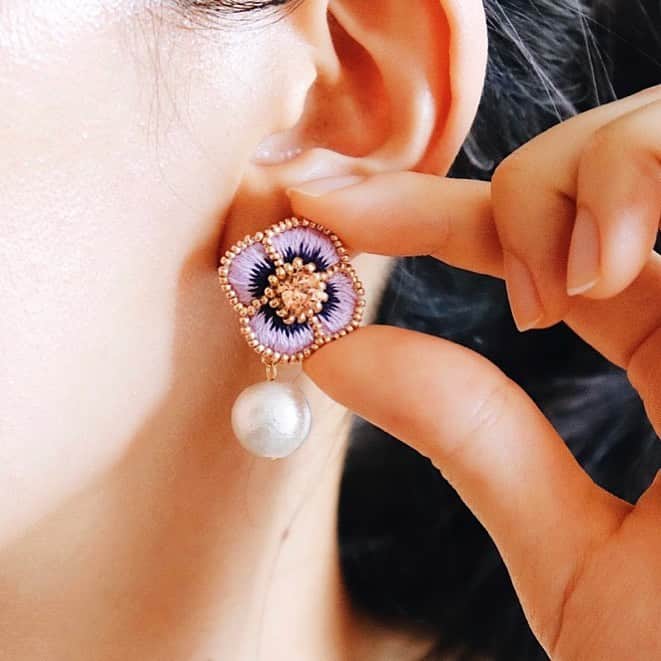 handmade shopのインスタグラム：「新作のパンジーは完売しました👼❤️﻿ ありがとうございます✨﻿ ﻿ お花のアクセサリーはまだ数点ございますので﻿ プロフィールのリンクからご覧ください﻿ ﻿ 過去作品も出品しています🌟﻿ ﻿ online shopは5日の18時でクローズしますので﻿ 悩まれている方はぜひこの機会に🙆‍♀️﻿ ﻿ 駆け込みでのご注文も承っております！﻿ ﻿」