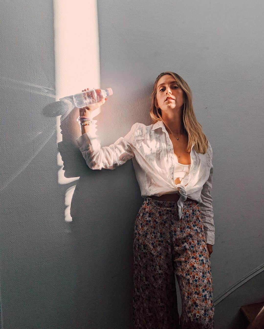 のインスタグラム：「Lights on 😎 @mathildedrg is staying at the top of her game – and hydration –  with our new label-free innovation, 100% recycled* plastic, 100% recyclable.   You can already find it at select @cojeanrestaurants, at @lagrandeepicerie, on evianchezvous.com and soon in select stockists in Southeast Asia.  Looking for it too? Let us know where below 👇  *excluding cap  #evian #evianwater #evianlabelfree #positivedrops #stayhydrated」
