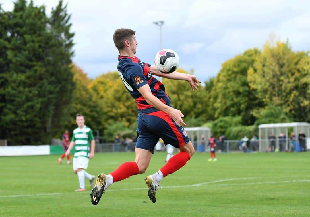 ジェイク・グレーのインスタグラム：「🔴🔵 @hrbfc 📸 @grtourist ⚽️ @fotmobapp」