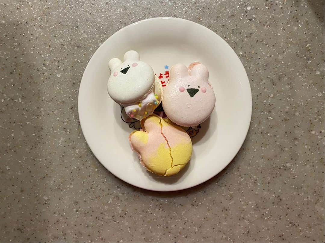 小森美果さんのインスタグラム写真 - (小森美果Instagram)「下の割れちゃったけどかわいくない？🧡マカロン🤎」10月4日 19時50分 - mika.165
