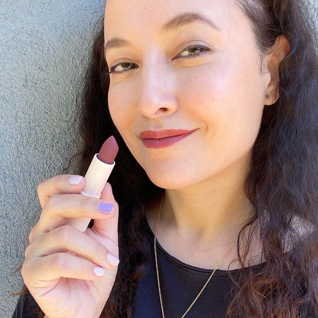 フリーディアのインスタグラム：「With our masks we can’t really use lipstick but I plan to carry this one with me for the fall weather. My new favorite lip color/brand by @sunniesface Unfortunately they don’t sell anywhere in the U.S. Hope that changes soon!!  Thank you @jemina.x 💕 * * 毎日マスクをつけるのは近いうちには変わらないと思うけど。今年の秋はこのリップカラーとブランドのハマり中！アメリカではまだ販売していないけど、凄く好き！ #lipstick #sunniesface #fluffmatte #bestlipever #fall #autumn #lips #lipcolor #friediamn #friedia」