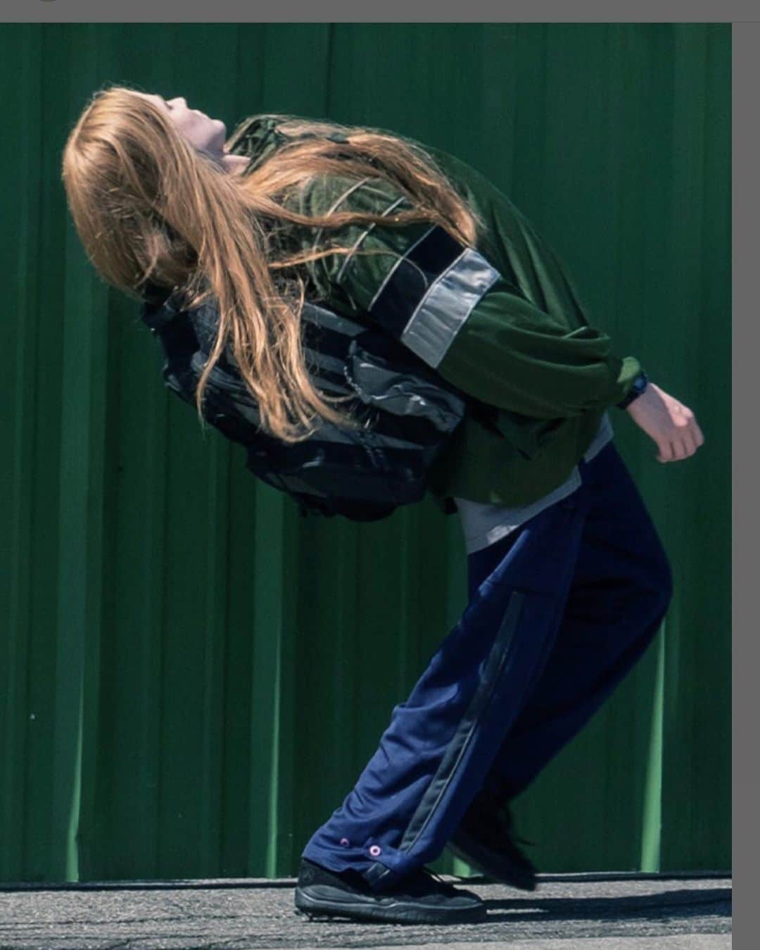 レイク・ベルのインスタグラム：「This picture from @kajillionairefilm ...Sums up our country. Bending over backwards to move forward. Best of intentions misconstrued at every corner. 😔 Kindness & love is my only constant. If you do not agree, I respect that. My posts were not meant to offend. Just to express to friends and family my position. I agree I speak from only my POV and that is inherently limited. I always operate with compassion. I love all people. Even with different beliefs... ❤️」