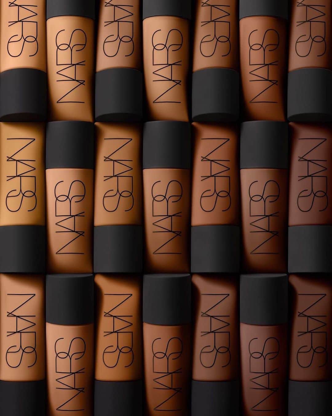 のインスタグラム：「From our friends at @narsissist: High coverage. High performance. Made in your shade.  New Soft Matte Complete Foundation provides a triple threat of skin-perfecting benefits.👇  1. Anti-Oxidation Complex helps prevent color shifting and protects skin from pollution and blue-light damage.   2. Superior Oil Absorbing Powders create a smooth, mattified, second-skin look.   3. Hydramatte Balancing Complex helps balance excess sebum while keeping skin hydrated with a combination of micro-algae and Bio Hyaluronic Acid.  Available at Sephora.」