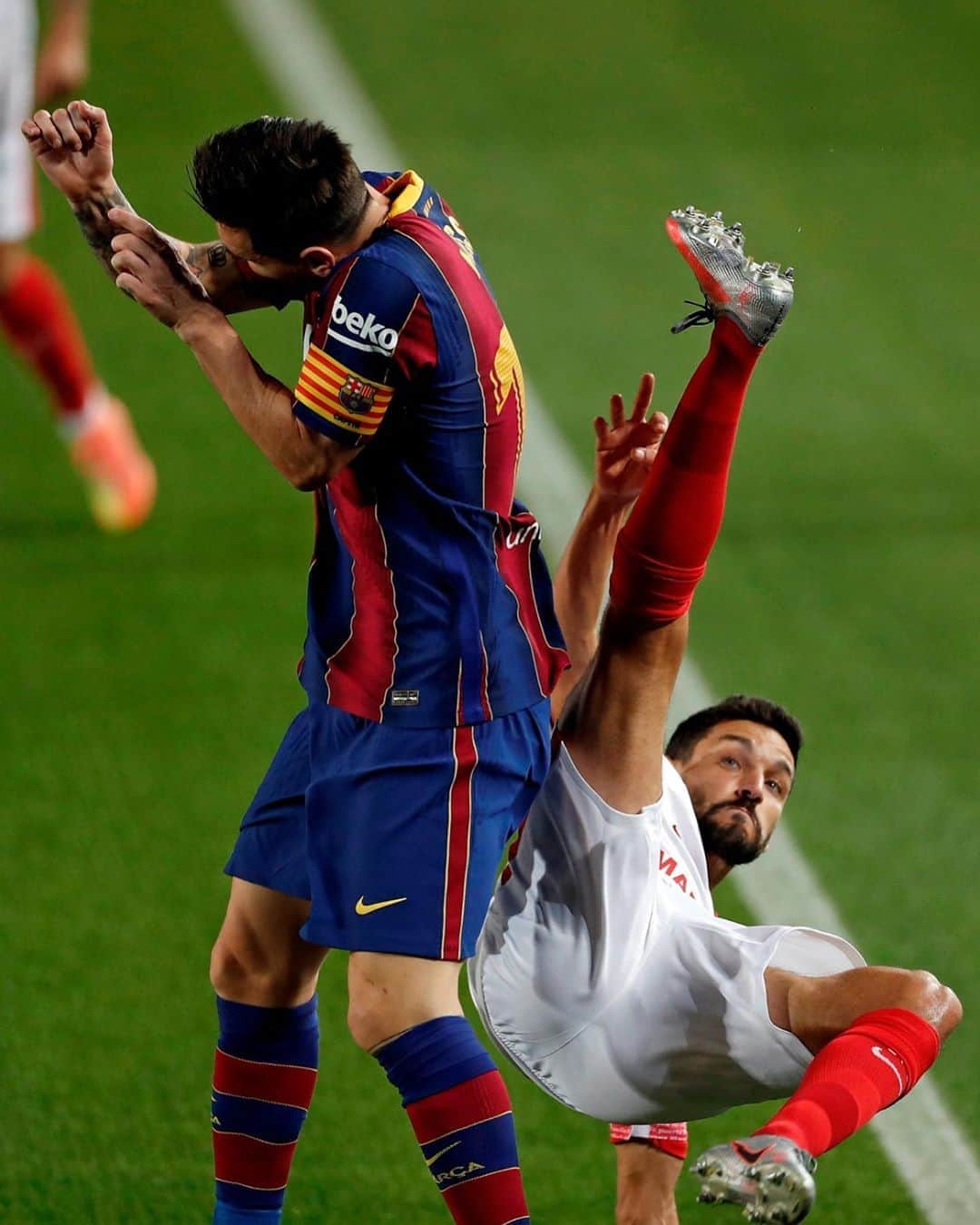 LFPさんのインスタグラム写真 - (LFPInstagram)「📸 Caption THIS! 🤪  📸 ¡Ponle título a ESTA FOTO! 🤪  #Messi #Navas #Barça #SevillaFC #LaLiga #LaLigaSantander #Football #YouHaveToLiveIt #HayQueVivirla #CaptionThis」10月5日 5時20分 - laliga