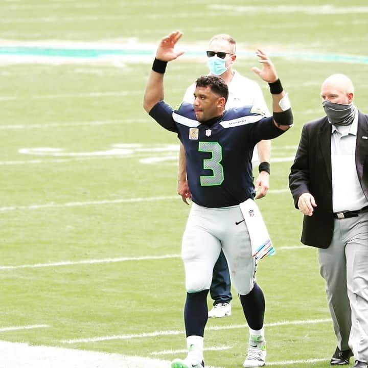 ラッセル・ウィルソンのインスタグラム：「4-0!! #GoHawks」