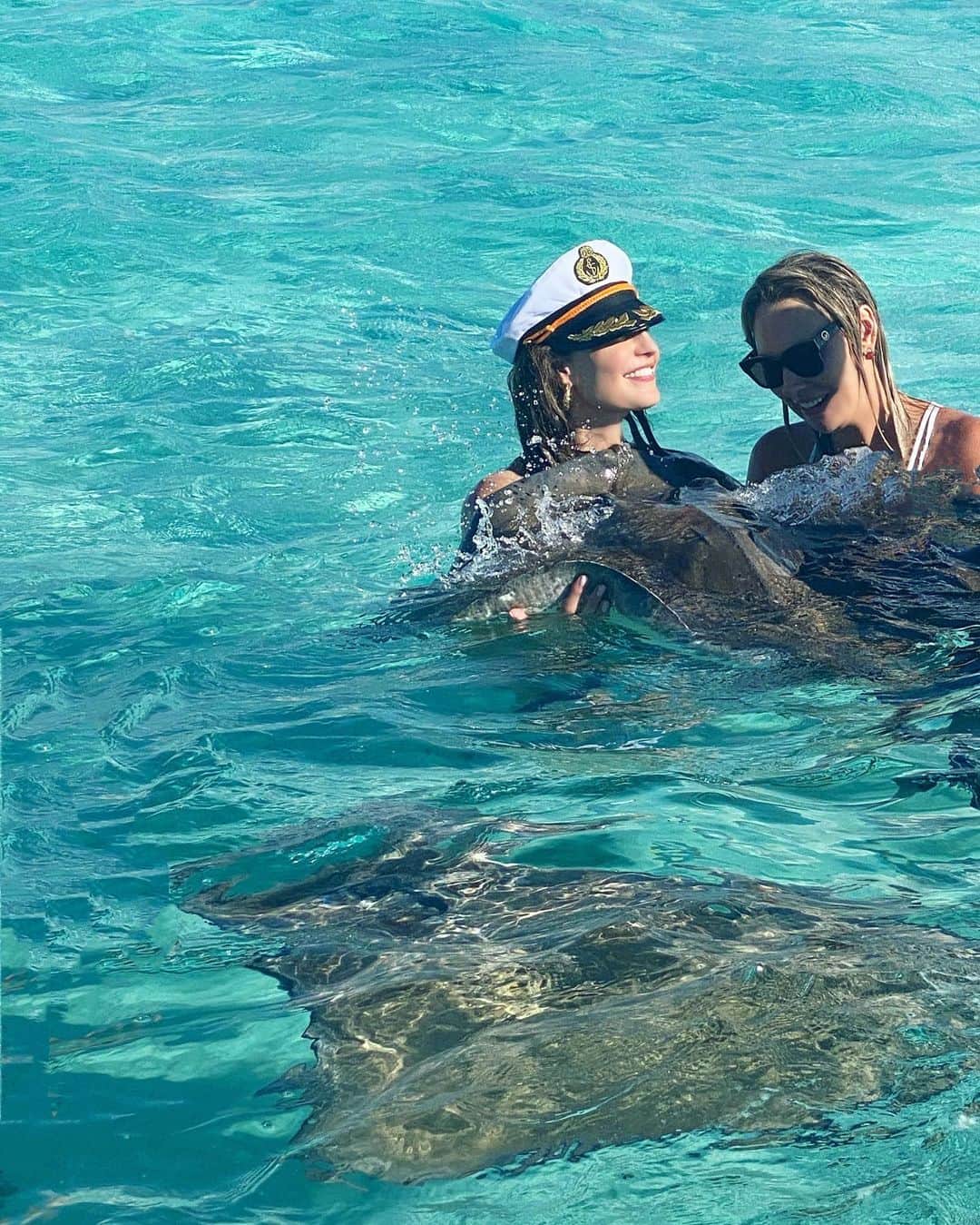 Elizabeth Chambers Hammerのインスタグラム：「All the stingray smooches pls 💋 Alt caption, “third date, second base.” previous post @stingray_city_cayman_islands required for reference.」