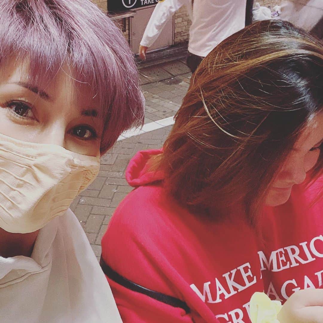 梅宮アンナさんのインスタグラム写真 - (梅宮アンナInstagram)「カラーリングをして、 1週間後が一番ちょうど良い色に😊😊😊✨  カラーリングは、 @hairsalon_lapis_official へ  担当は @gen.0212 さんです👍👍👍👏👏👏👏👏✨  最近よくしているマスクは、  @skims のです😍😍😍  #渋谷 #美容院 #カラーリング」10月5日 5時37分 - annaumemiya