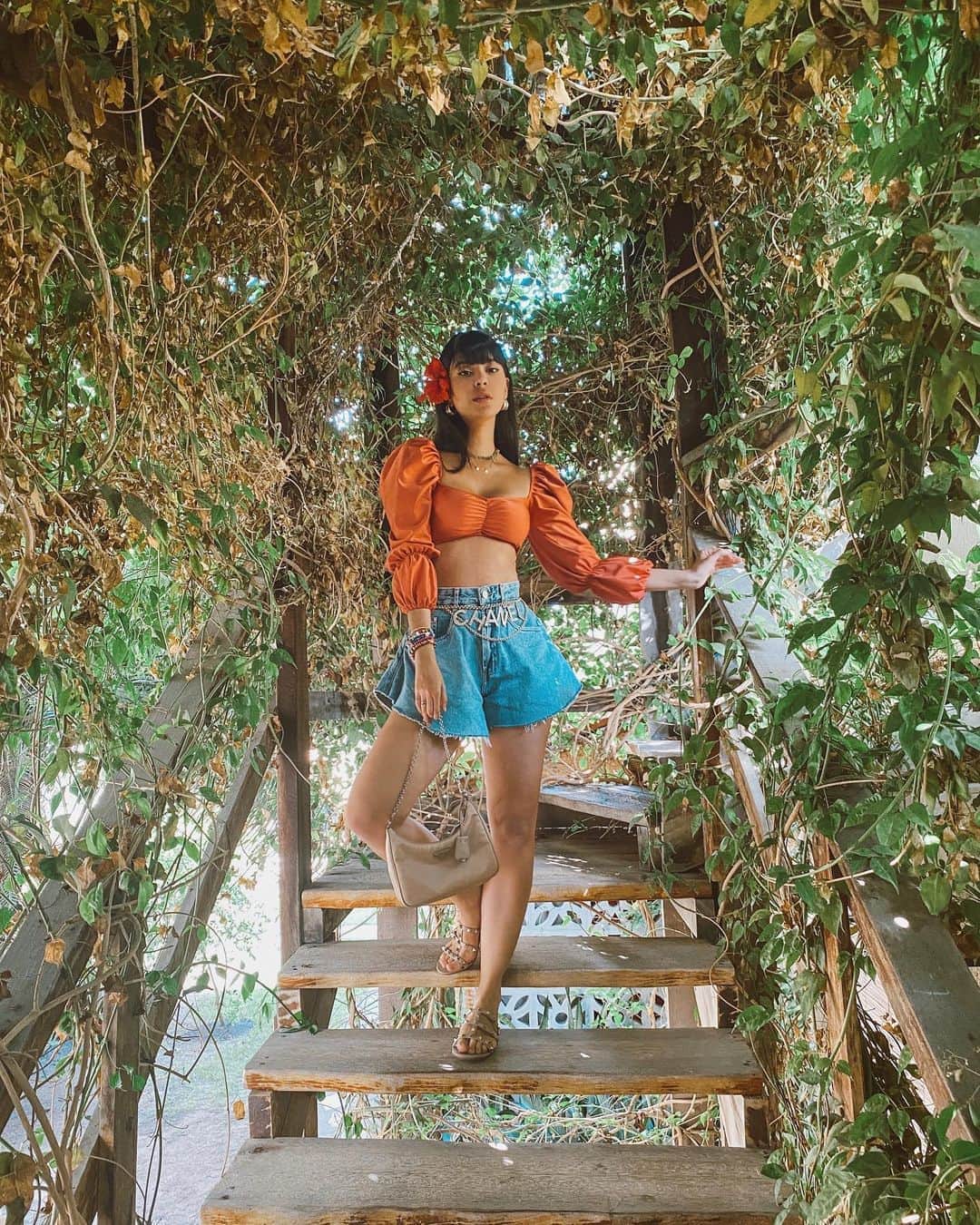 Gabriela Salesのインスタグラム：「E o tanto que apaixonei nessa escada do meu quarto aqui. Já fiz Atílio garantir a foto do close kkkk」