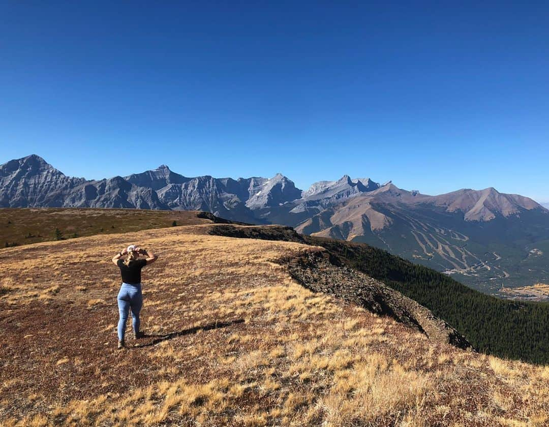 ヘイリー・ベルのインスタグラム：「Not pictured: me singing here comes the sun on and off for 8 hours 🌞🏔 . . . #hiking #explorealberta #kcountry #kananaskis #canadianrockies #getoutthere #activeforlife」