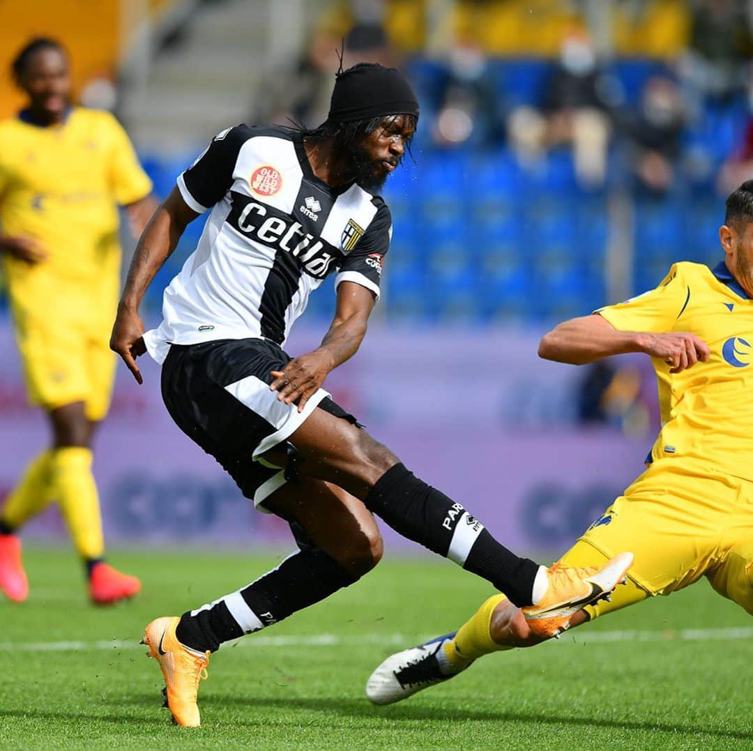 ジェルヴィーニョのインスタグラム：「➕3️⃣ #ForzaParma 💛💙 #TeamSpirit」