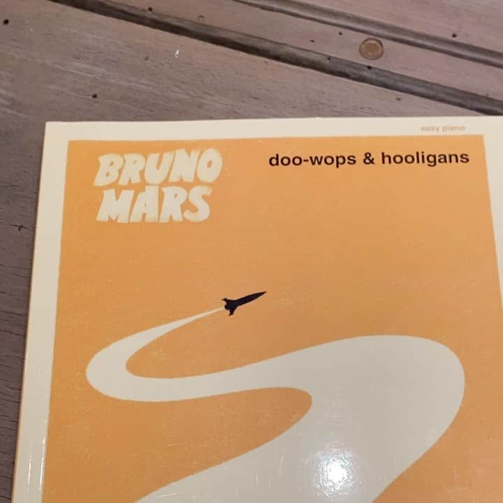 ブルーノ・マーズのインスタグラム：「When "Doo Wops and Hooligans" came out "Just The Way You Are" had just gone #1. So when the album initially sold poorly, it was considered a flop. But we kept fighting, pushing and performing. Now thanks to you, Doo Wops is the longest charting debut album ever and has sold over 14 million copies worldwide. There’s your proof that life is a marathon, not a race.   As an amazing cherry on top, "Grenade" went diamond just the other day, which makes two diamond singles on the same album.   So today we celebrate. To all the Hooligans, thank you for changing my life. I pray we'll all be dancing together real soon.  Sincerely,  Double Diamond Brunz 😎🥂#doowopsandhooligans #10yearanniversary 🚀🚀🚀」