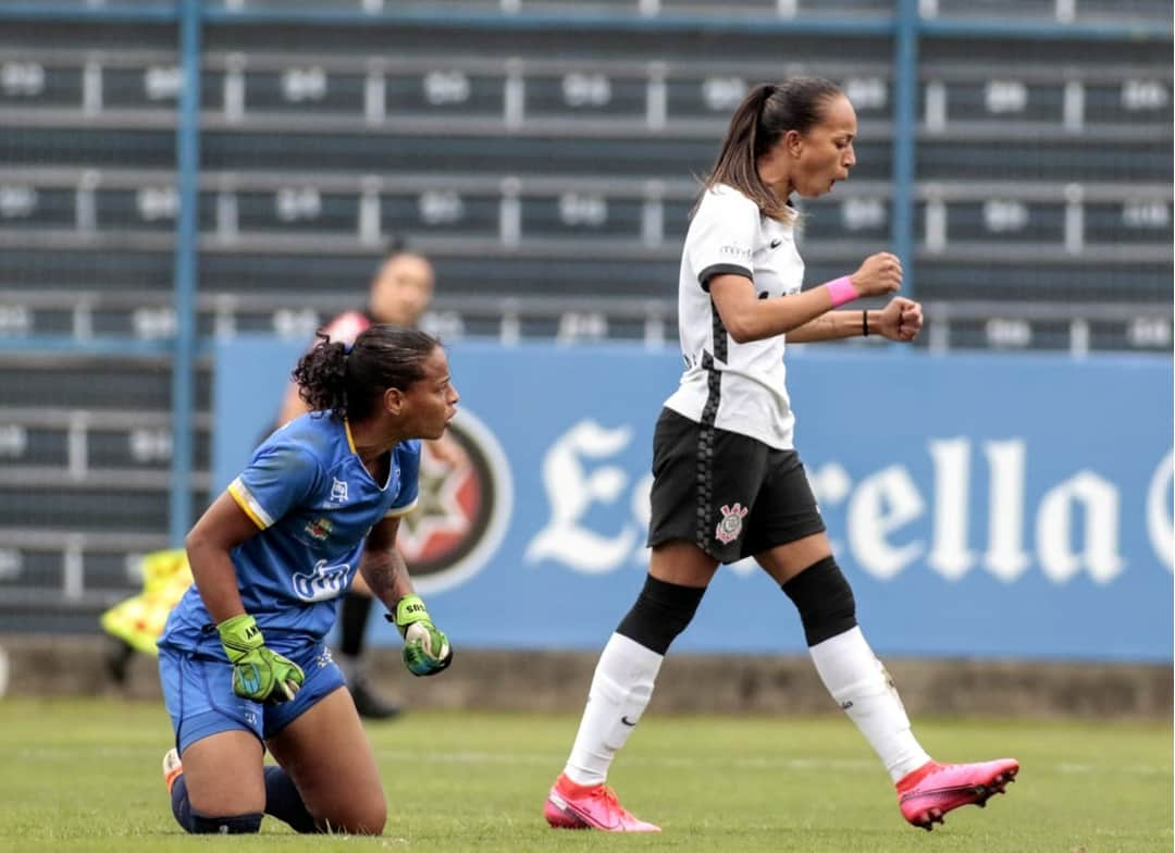 コリンチャンスさんのインスタグラム写真 - (コリンチャンスInstagram)「E as líderes do Brasileirão Feminino venceram mais uma!! Nessa tarde, no Parque São Jorge, o @corinthiansfutebolfeminino superou o São José por 3 a 0, gols de Erika, Adriana e Portilho! A equipe se mantem em primeiro lugar da competição. Orgulho! 🖤⠀ ⠀ 📷Rodrigo Coca/Ag. Corinthians⠀ ⠀ #RespeitaAsMinas⠀ #VaiCorinthians⠀」10月5日 5時41分 - corinthians