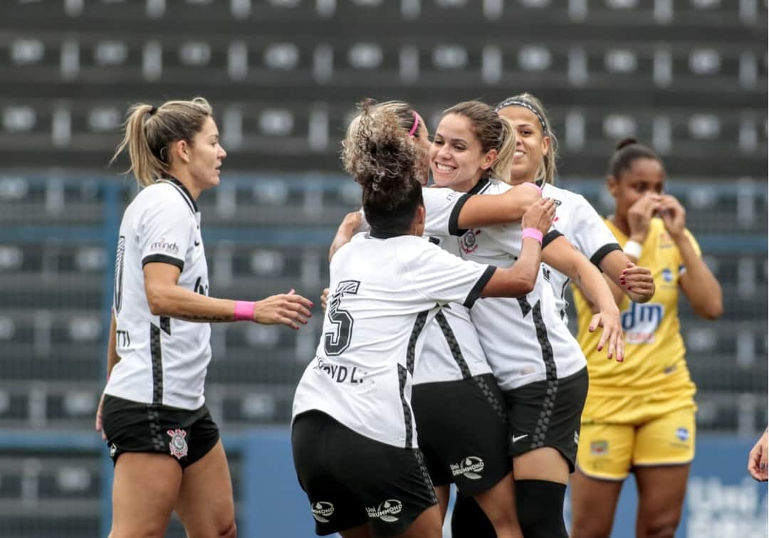 コリンチャンスさんのインスタグラム写真 - (コリンチャンスInstagram)「E as líderes do Brasileirão Feminino venceram mais uma!! Nessa tarde, no Parque São Jorge, o @corinthiansfutebolfeminino superou o São José por 3 a 0, gols de Erika, Adriana e Portilho! A equipe se mantem em primeiro lugar da competição. Orgulho! 🖤⠀ ⠀ 📷Rodrigo Coca/Ag. Corinthians⠀ ⠀ #RespeitaAsMinas⠀ #VaiCorinthians⠀」10月5日 5時41分 - corinthians