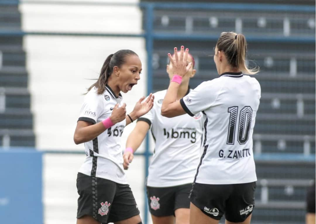 コリンチャンスさんのインスタグラム写真 - (コリンチャンスInstagram)「E as líderes do Brasileirão Feminino venceram mais uma!! Nessa tarde, no Parque São Jorge, o @corinthiansfutebolfeminino superou o São José por 3 a 0, gols de Erika, Adriana e Portilho! A equipe se mantem em primeiro lugar da competição. Orgulho! 🖤⠀ ⠀ 📷Rodrigo Coca/Ag. Corinthians⠀ ⠀ #RespeitaAsMinas⠀ #VaiCorinthians⠀」10月5日 5時41分 - corinthians