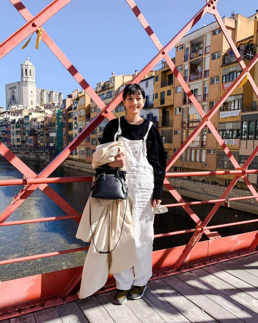 米田有希のインスタグラム：「三女のバレーボール🏐の試合があってGironaまで。 初めて来たのでちょっと散策して帰りました。 川があるのがバルセロナと違う特徴かな。 古い旧市街もかわいかった！ ずーっとマスクしてて写真撮る時外すと街の匂いがなつかしー！ってなる〜」