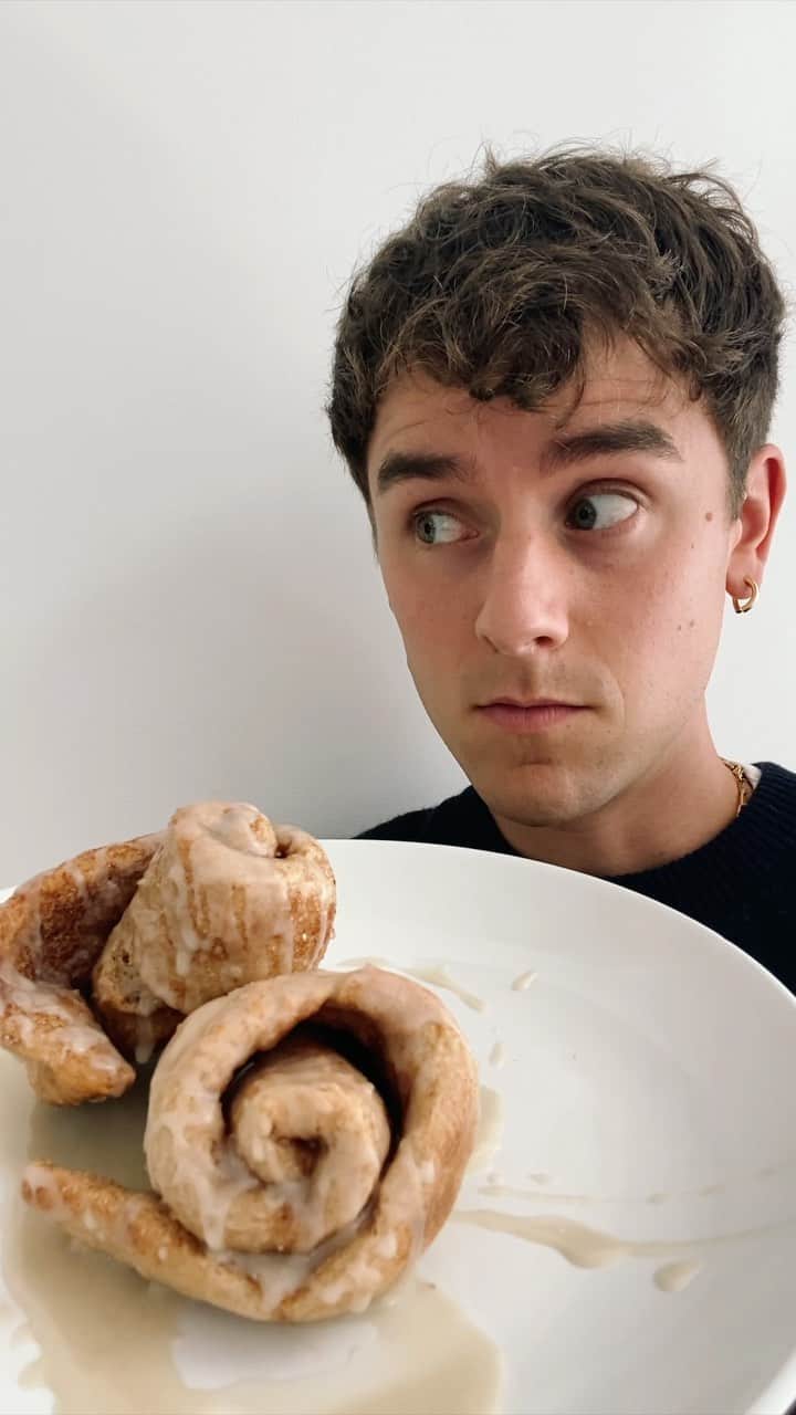 コナー・フランタのインスタグラム：「im back in the kitchen experimenting with vegan baking again, and the result has me wishing i made more...enjoy!」