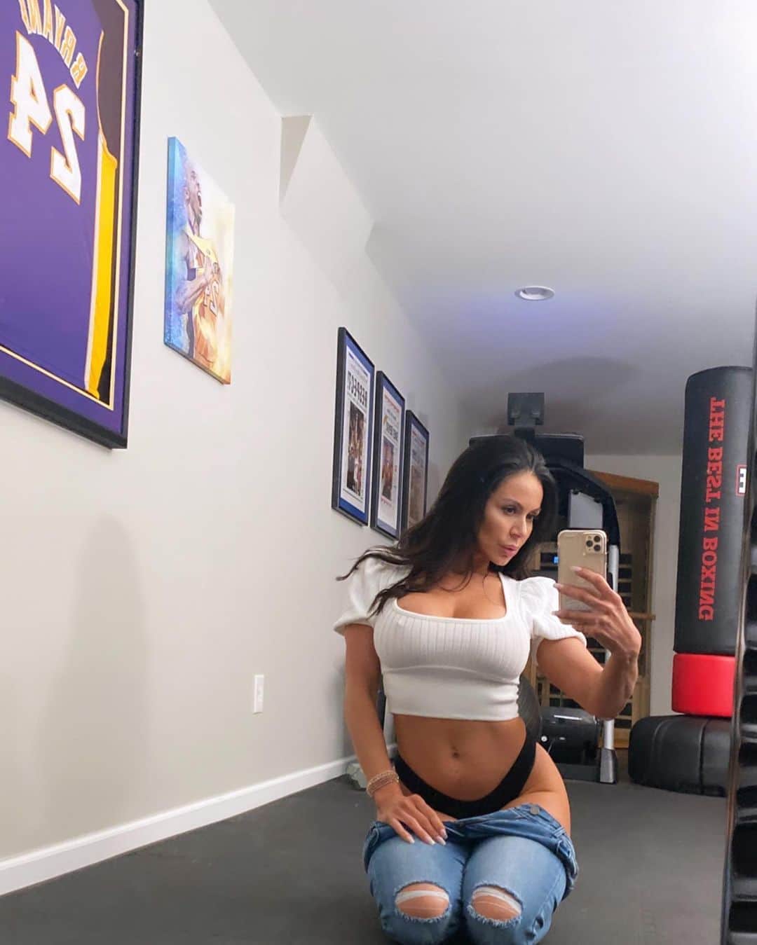 Kendra Lustさんのインスタグラム写真 - (Kendra LustInstagram)「#sundayfunday recorded another episode of #beautyandthebeastpodcast #feelingcutemightdeletelater #selfiesunday 🤳🏻 in Kendra’s #mancave #swipeleft⬅️ #jeans👖 from @noizy @jenna__mrs」10月5日 6時01分 - kendralust